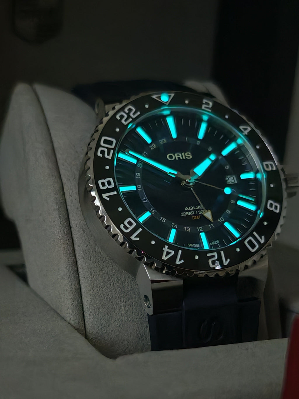 Orologio subacqueo Oris Aquis GMT con quadrante blu e cinturino in caucciù blu