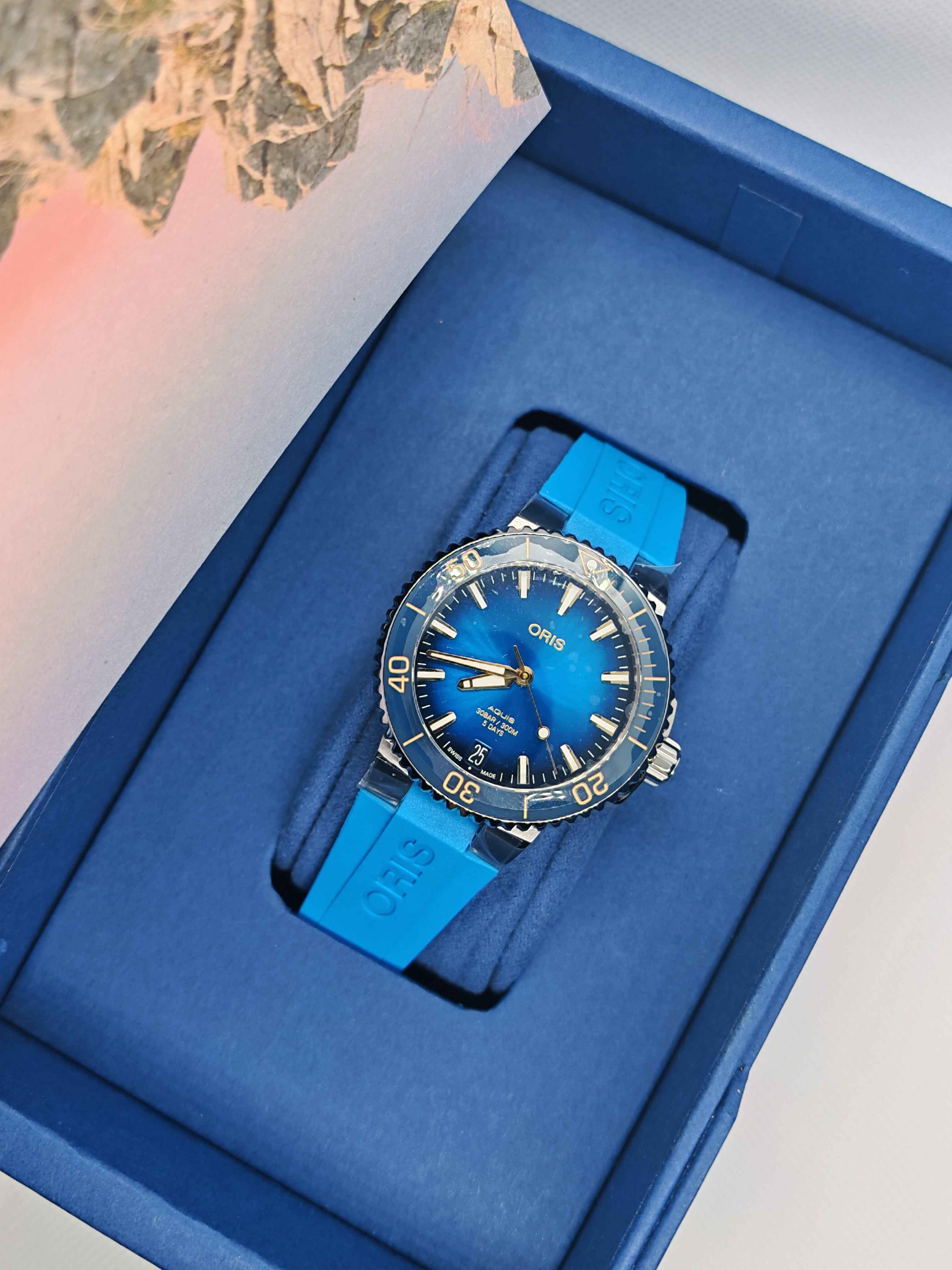 Orologio Oris in scatola blu con cinturino in caucciù e quadrante subacqueo