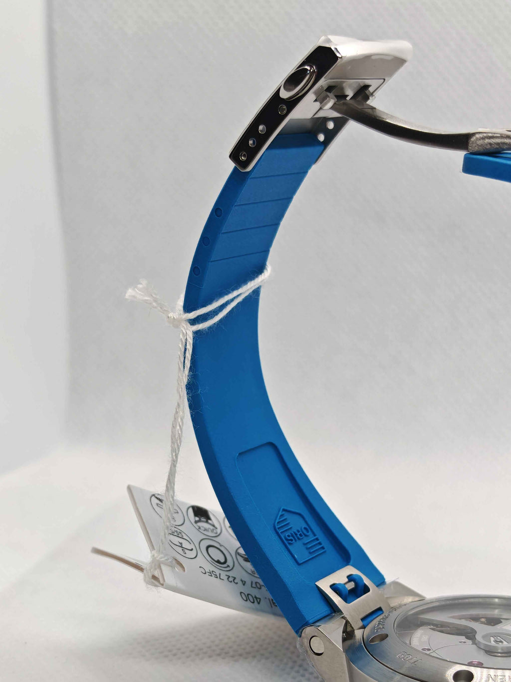 Orologio Oris Aquis con cinturino blu in caucciù e fibbia in acciaio