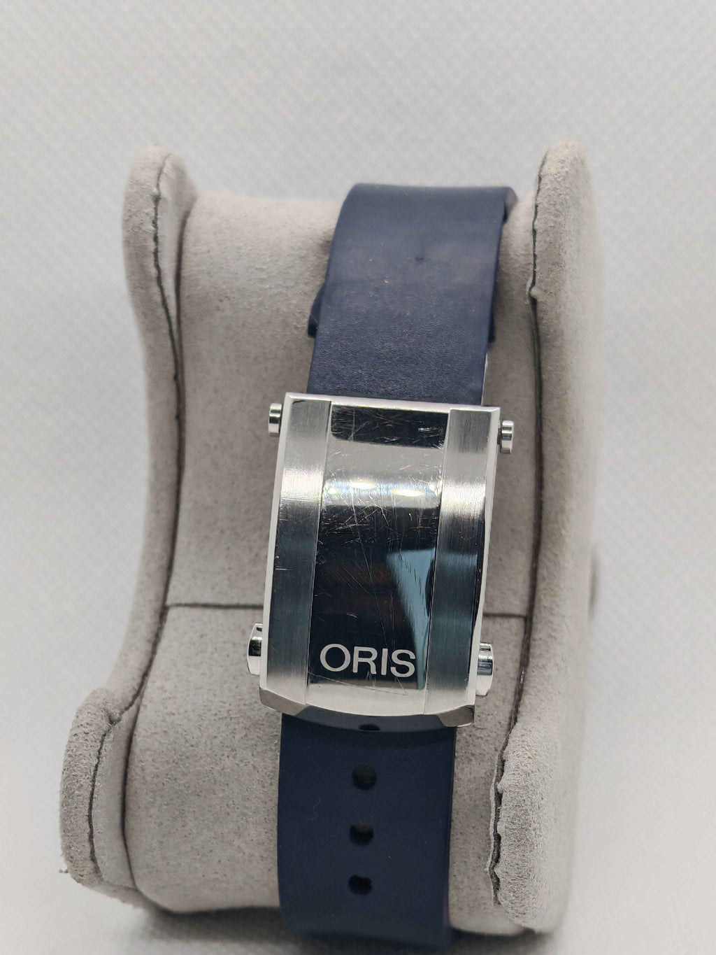 Orologio Oris Aquis GMT visto frontalmente: fibbia acciaio e cinturino blu
