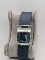 Orologio Oris Aquis GMT visto frontalmente: fibbia acciaio e cinturino blu