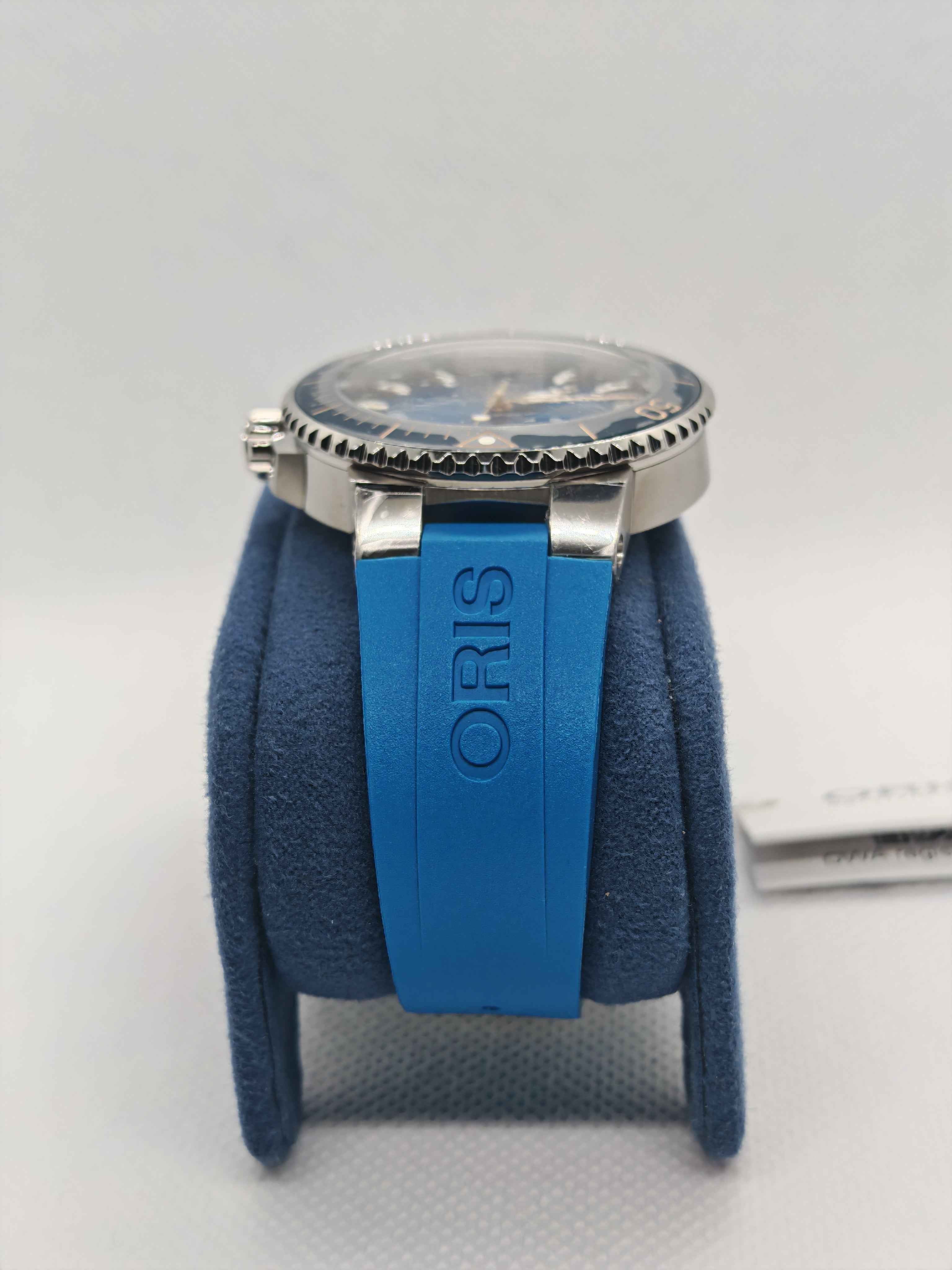 Orologio subacqueo Oris con cinturino in caucciù blu e quadrante blu