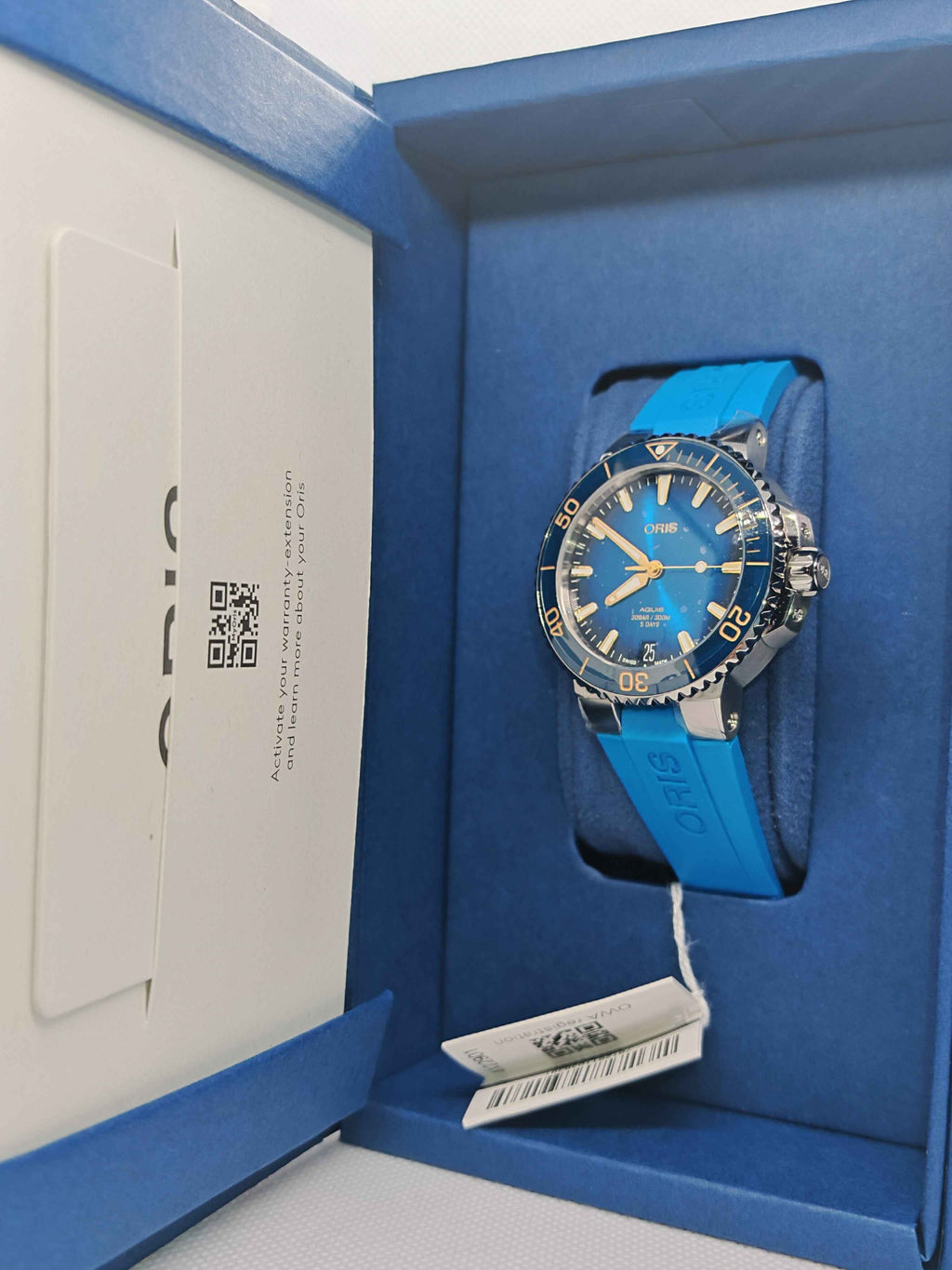 Orologio Oris Aquis sub con quadrante blu, ghiera acciaio e cinturino in caucciù blu