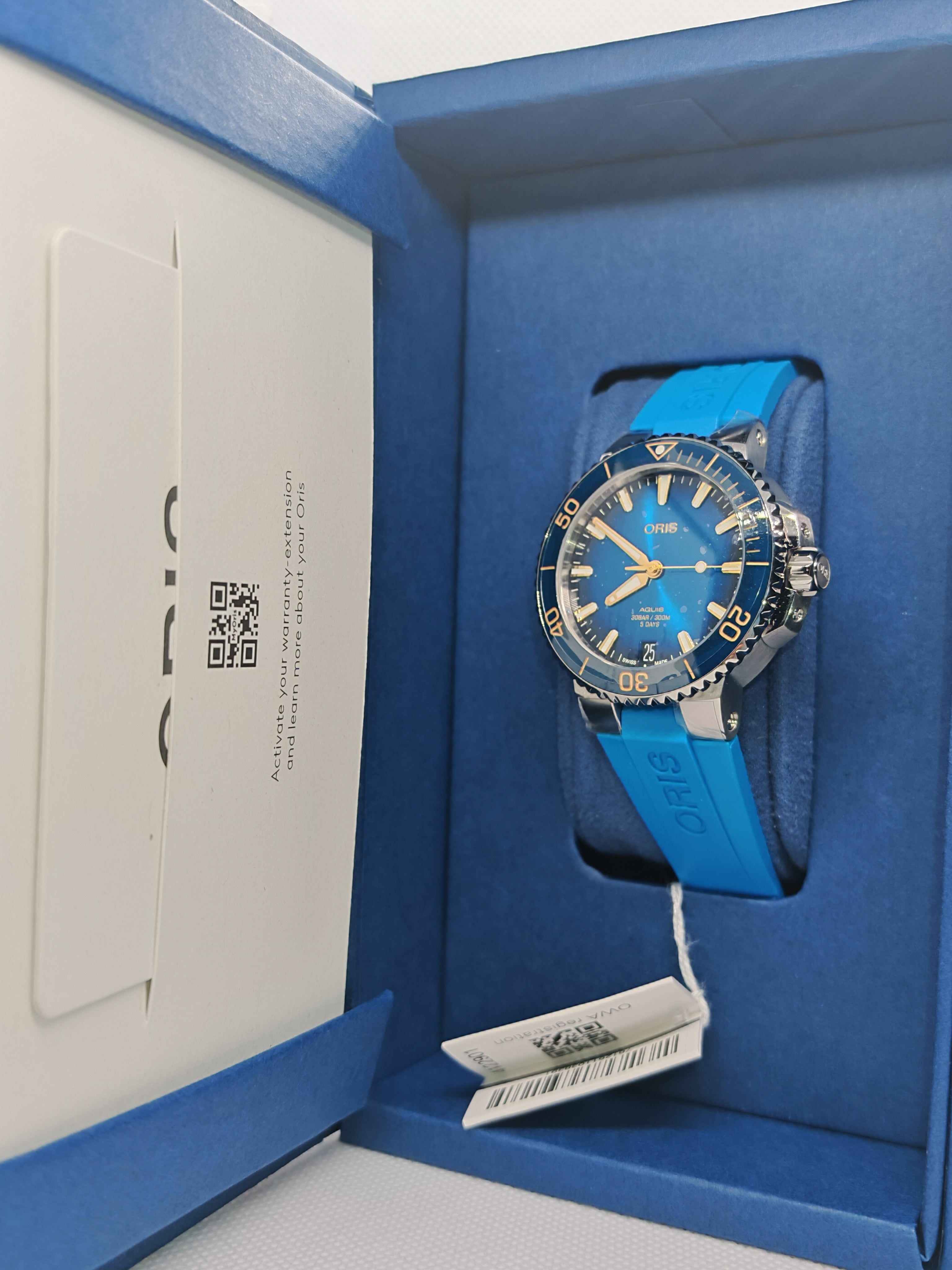 Orologio Oris Aquis sub con quadrante blu, ghiera acciaio e cinturino in caucciù blu