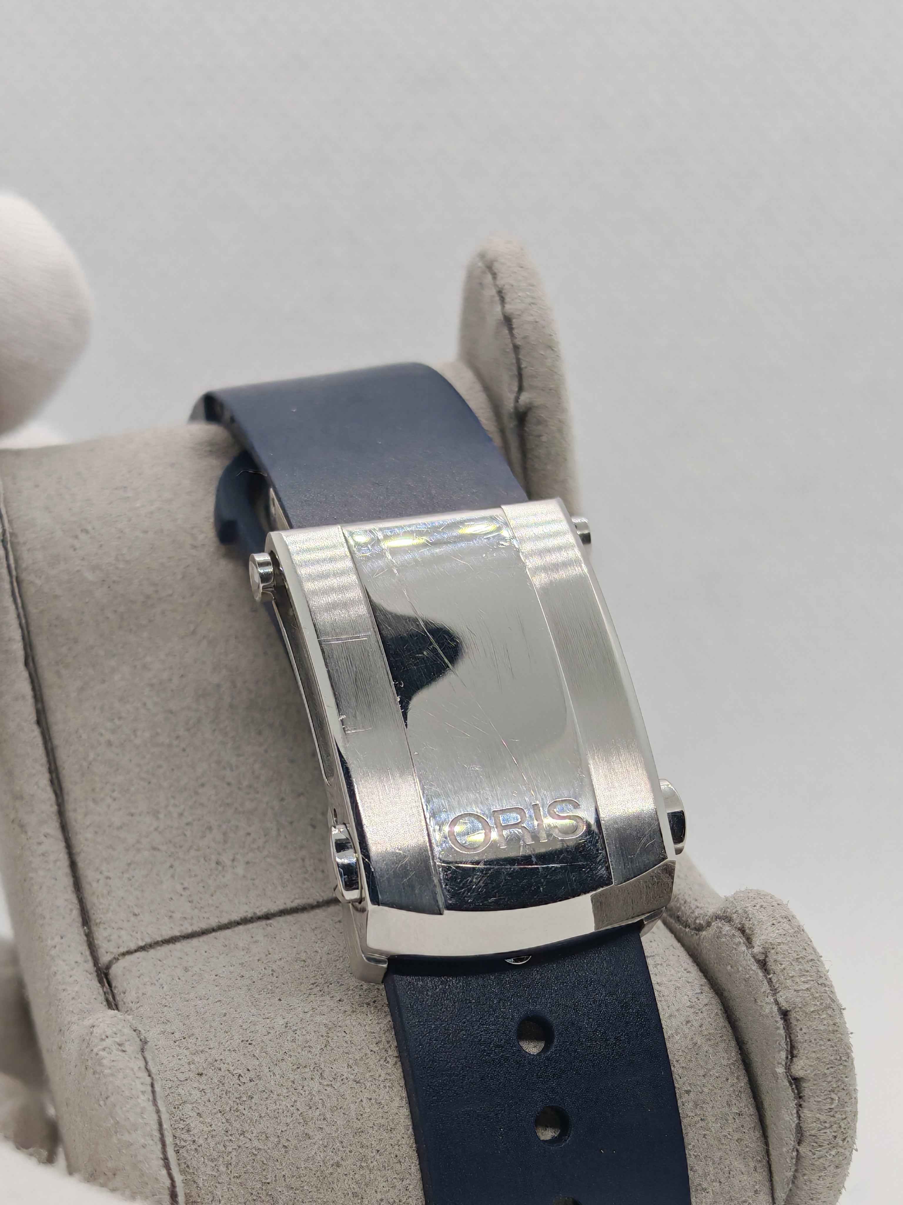 Fibbia in acciaio dell’orologio Oris Aquis GMT e cinturino blu in caucciù