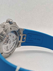 Orologio Oris Aquis lato cassa con cinturino blu in caucciù