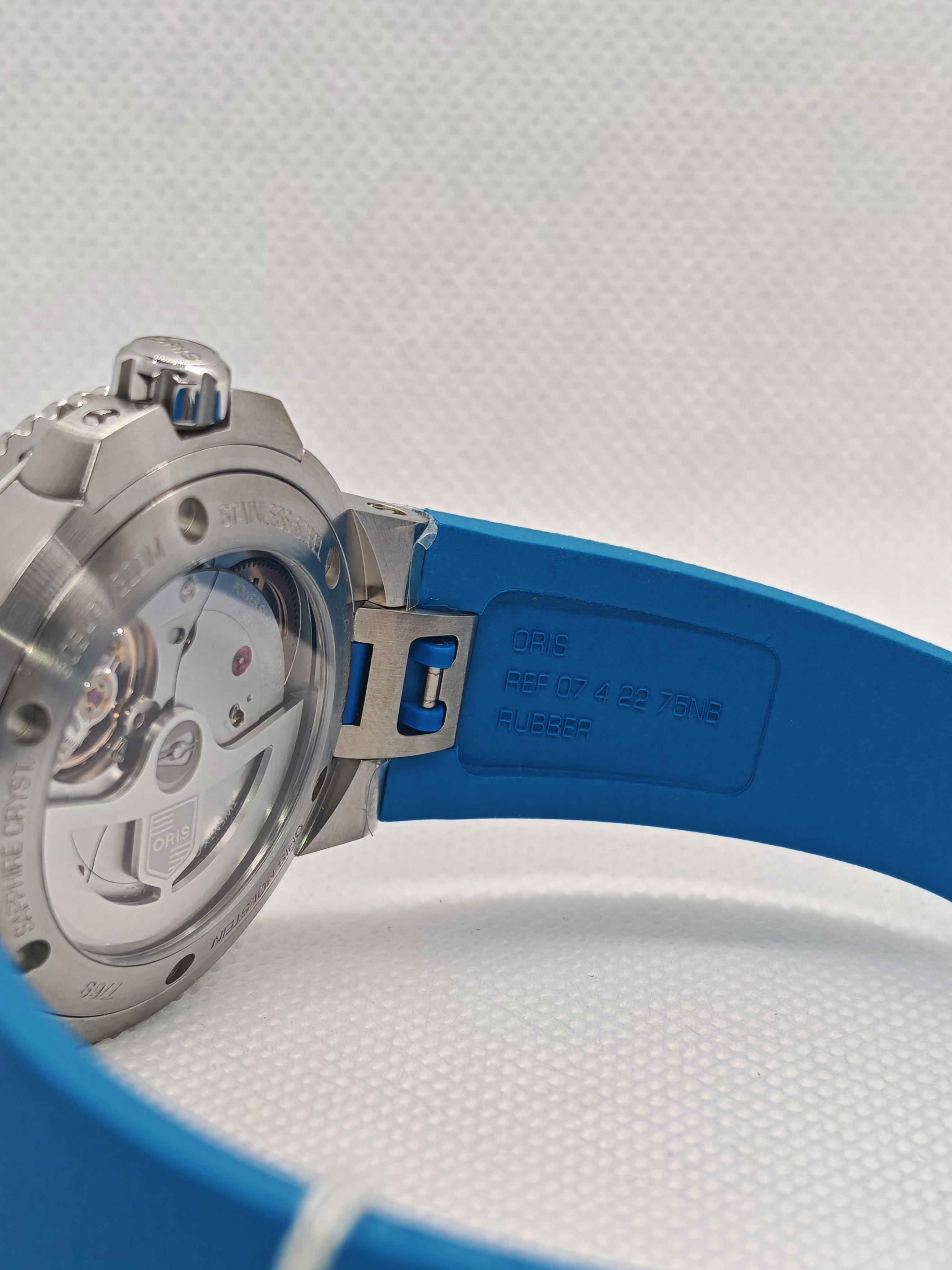Orologio Oris Aquis lato cassa con cinturino blu in caucciù