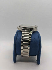 Bracciale in acciaio dell’orologio su supporto blu