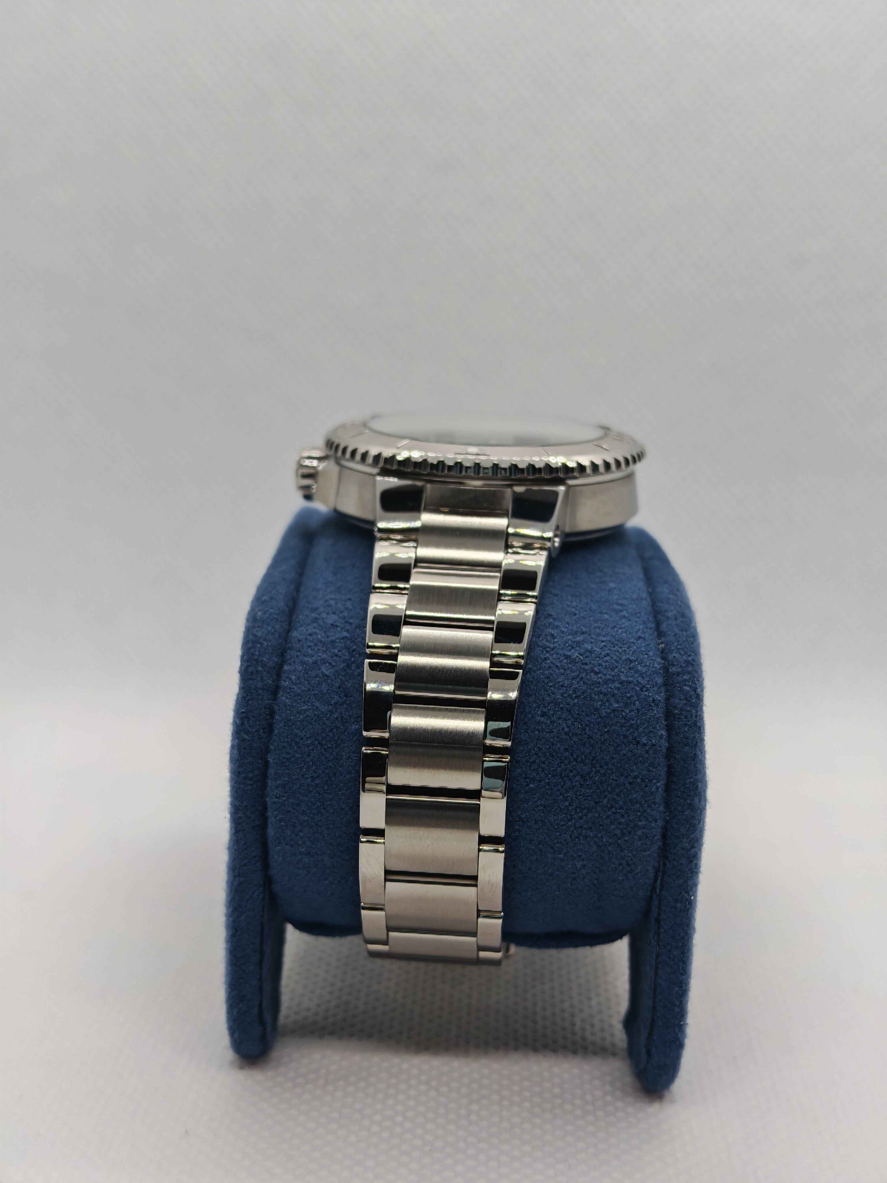 Bracciale in acciaio dell’orologio su supporto blu