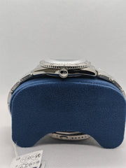 Orologio sub in acciaio con corona, quadrante coperto, fondo con logo, su supporto blu