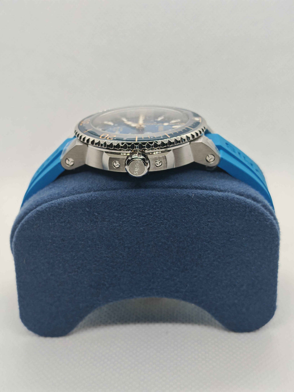 Orologio Oris Aquis con quadrante blu, ghiera in acciaio e cinturino blu in caucciù
