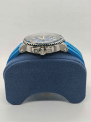 Orologio Oris Aquis con quadrante blu, ghiera in acciaio e cinturino blu in caucciù