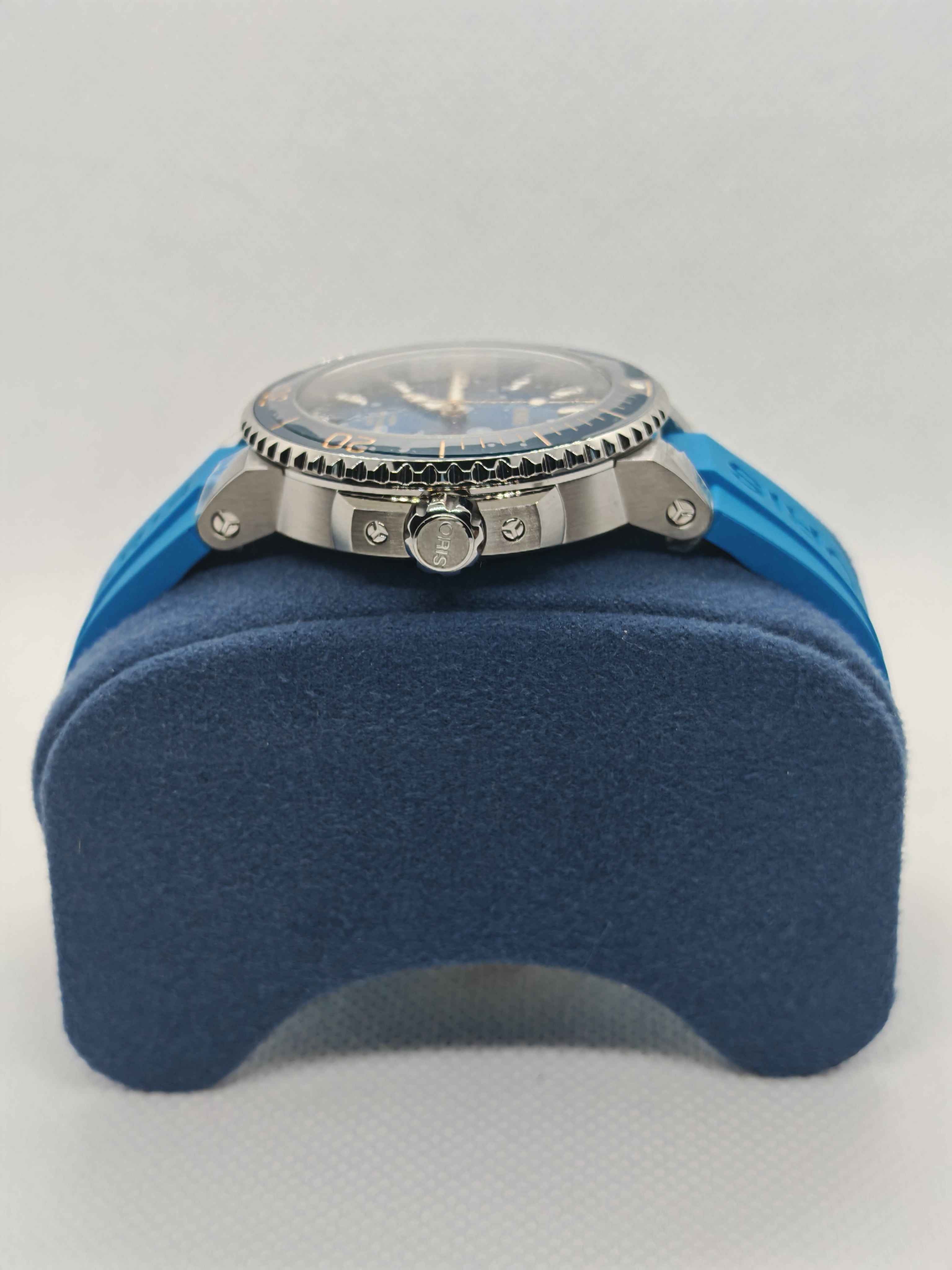 Orologio Oris Aquis con quadrante blu, ghiera in acciaio e cinturino blu in caucciù
