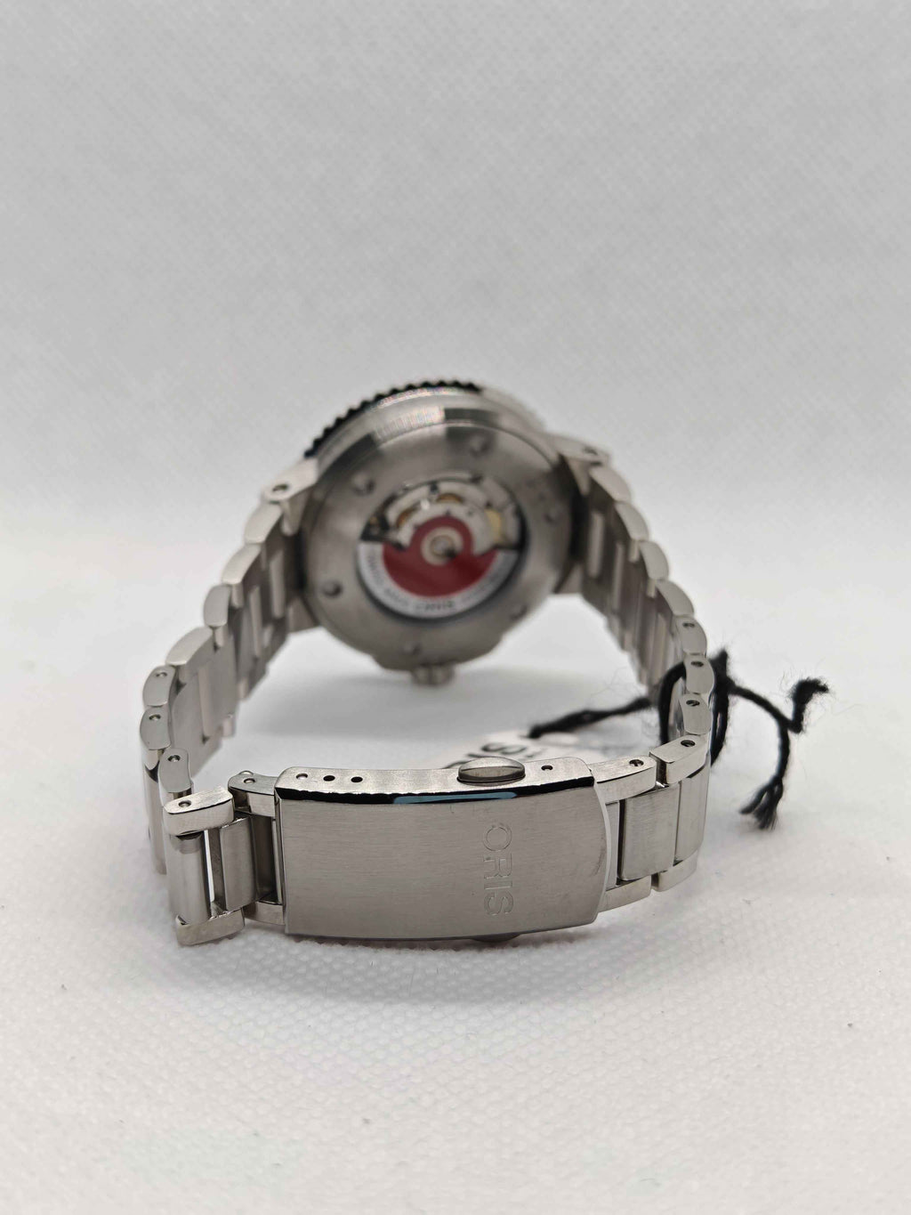 Fondello e bracciale in acciaio dell’orologio in vista posteriore