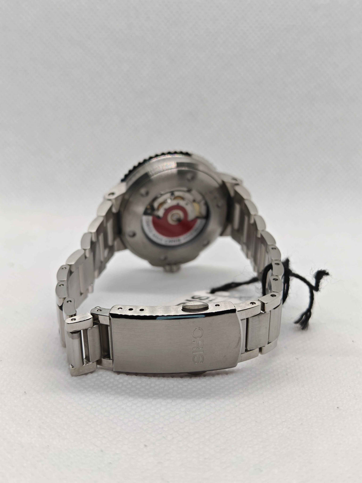 Fondello e bracciale in acciaio dell’orologio in vista posteriore
