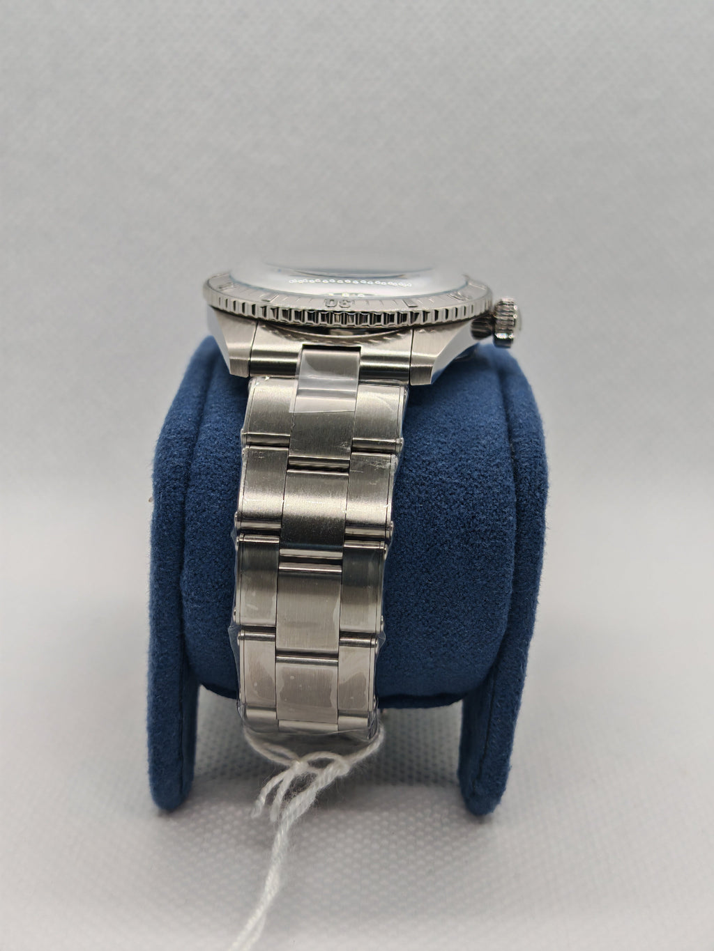 Orologio con bracciale in acciaio a maglie, su supporto blu
