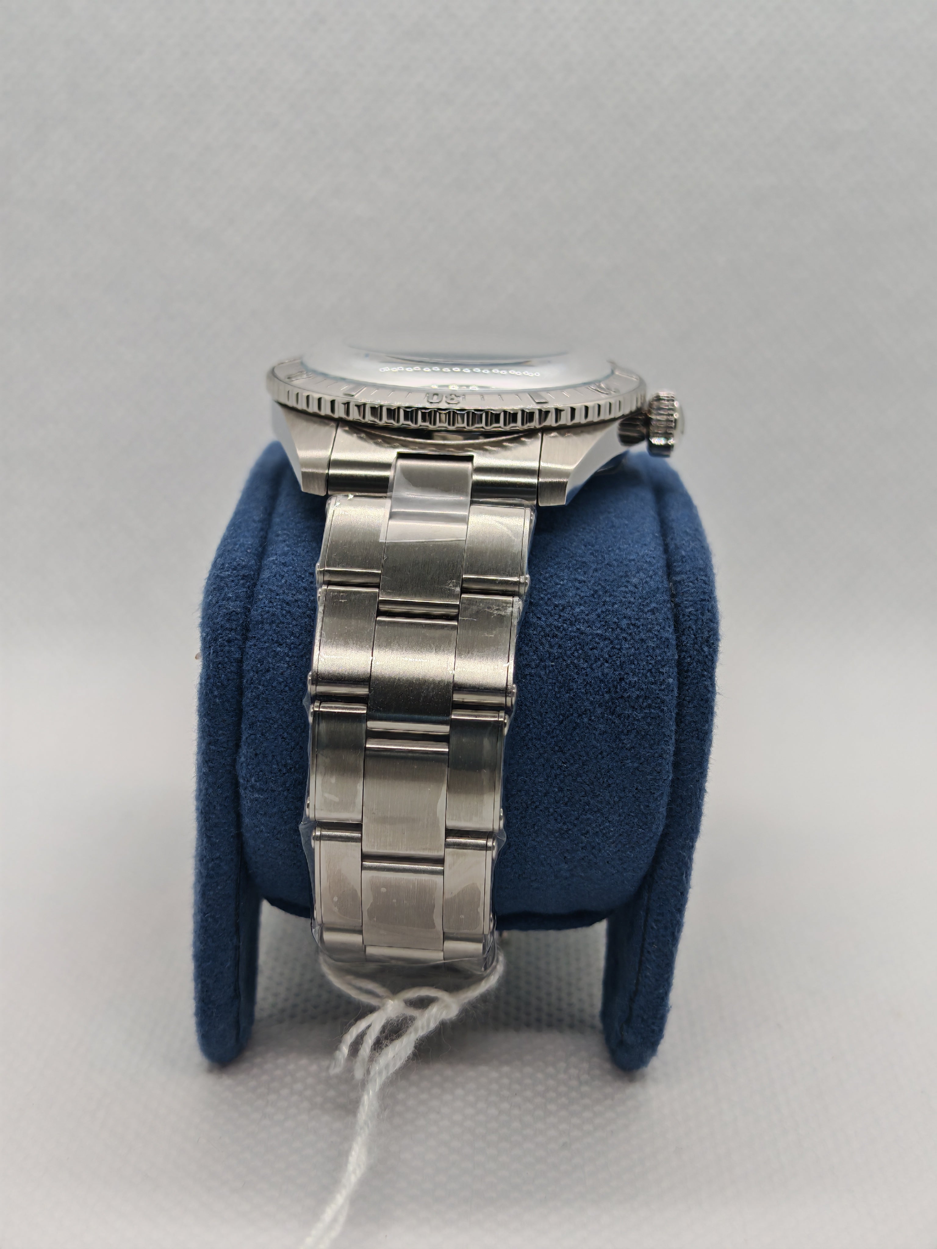 Orologio con bracciale in acciaio a maglie, su supporto blu