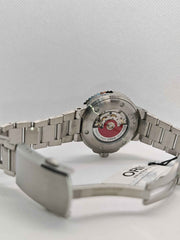 Retro dell’orologio con bracciale in acciaio, visto di tre quarti
