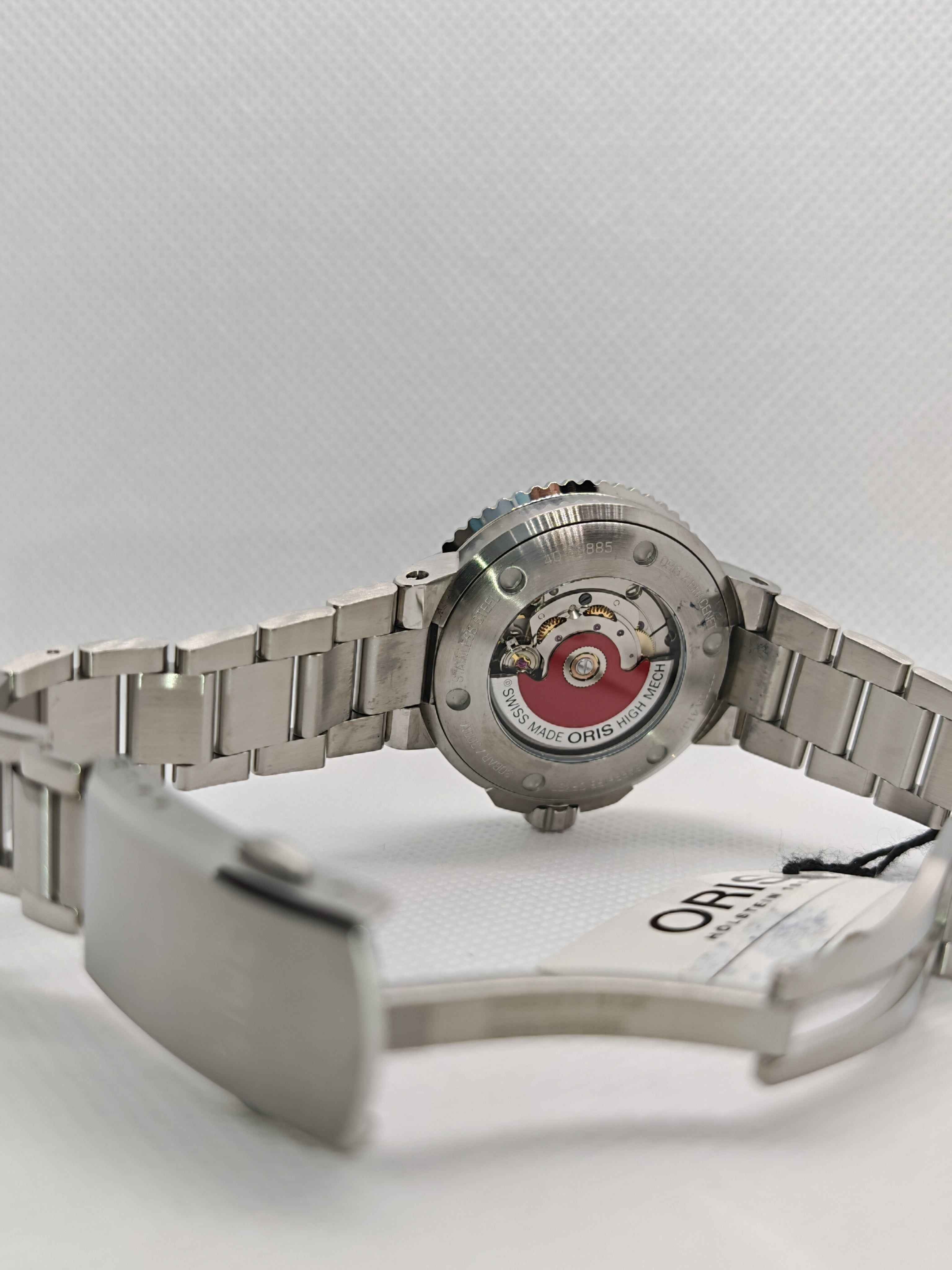 Retro dell’orologio con bracciale in acciaio, visto di tre quarti