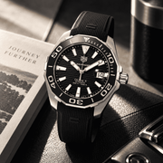 Orologio subacqueo TAG Heuer Aquaracer con quadrante nero e cinturino in gomma, datario