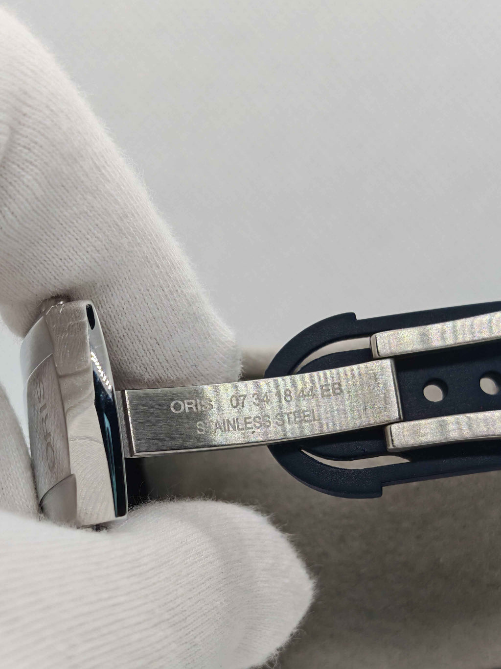 Chiusura del cinturino dell’orologio Oris Aquis GMT in acciaio, con incisione