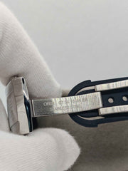 Chiusura del cinturino dell’orologio Oris Aquis GMT in acciaio, con incisione