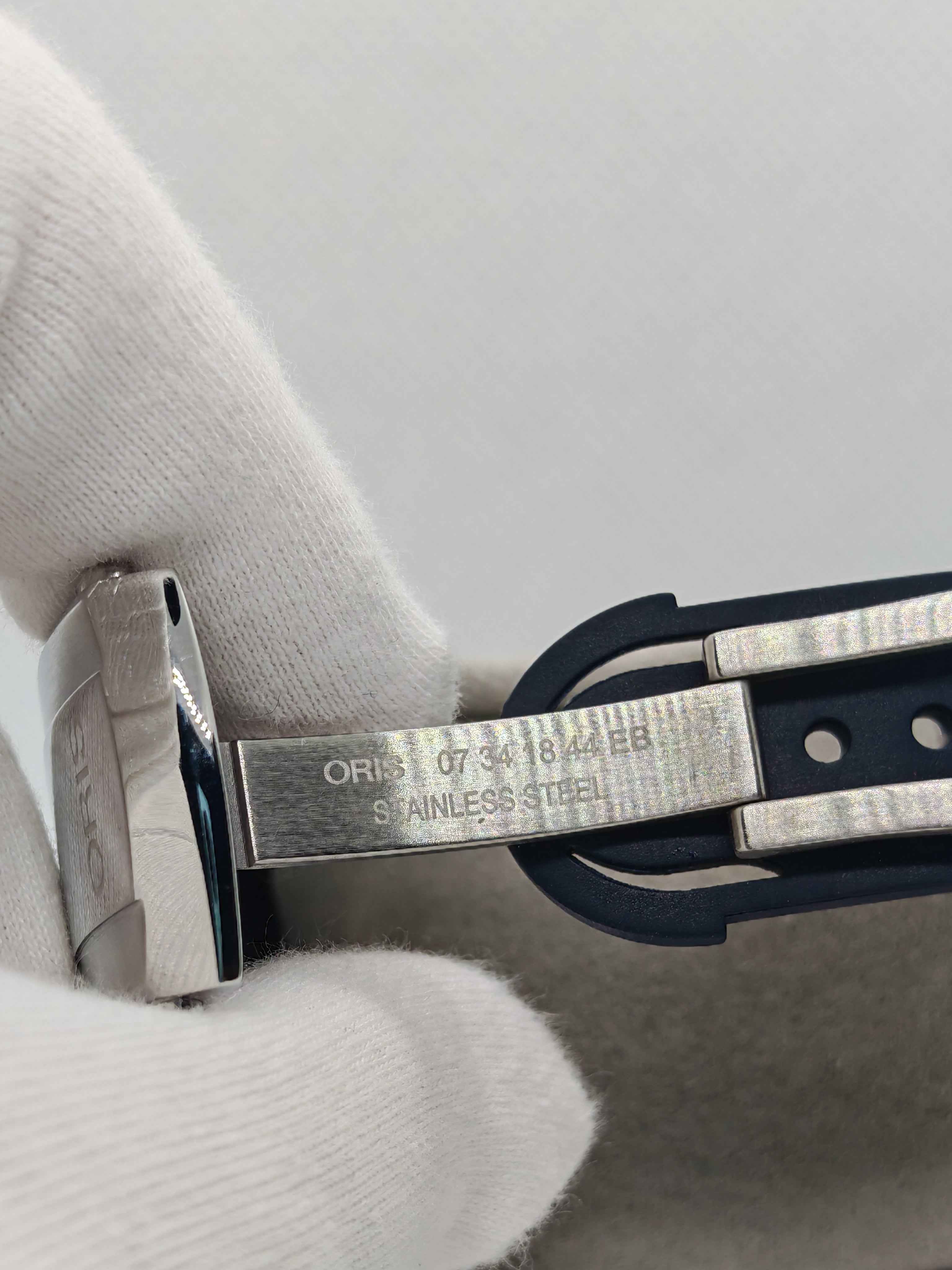 Chiusura del cinturino dell’orologio Oris Aquis GMT in acciaio, con incisione