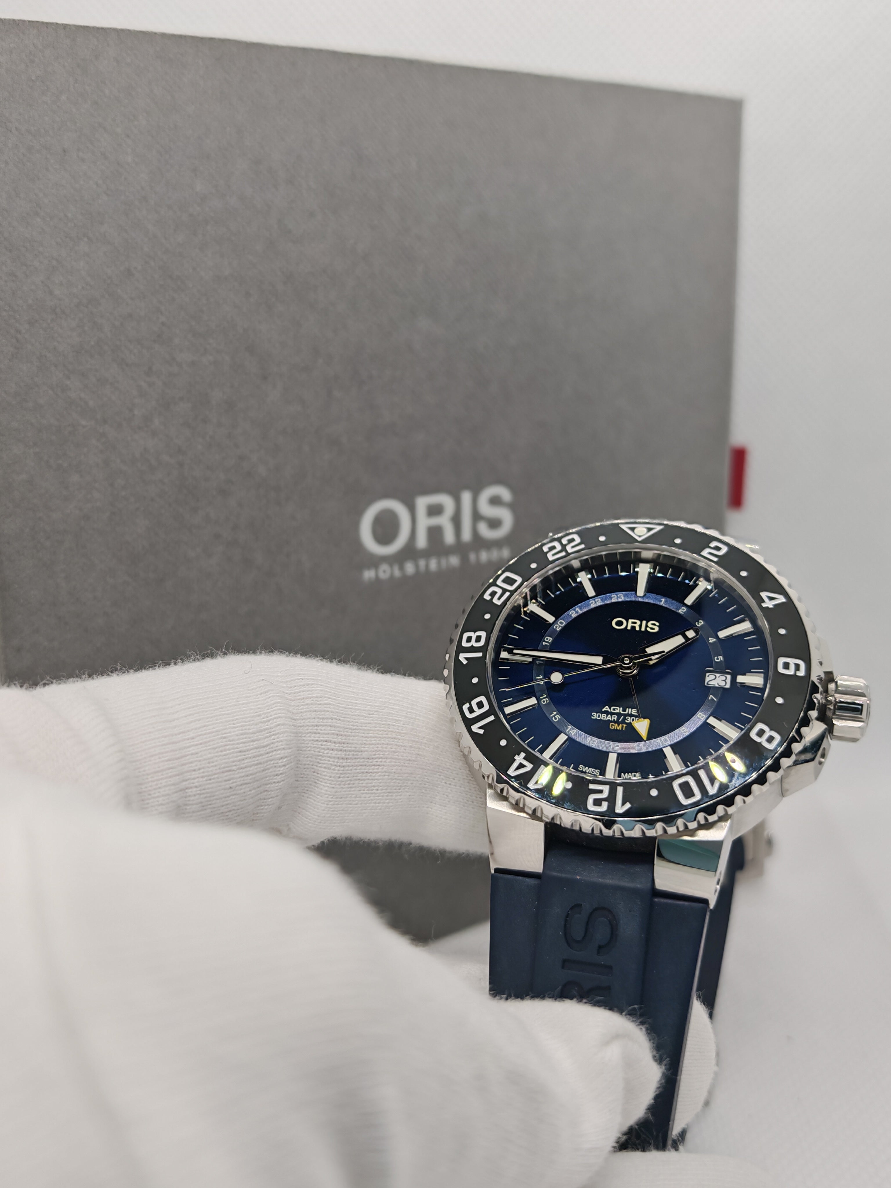 Orologio Oris Aquis GMT con quadrante blu, lunetta nera e cinturino blu in caucciù