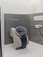Orologio subacqueo Oris Aquis GMT in confezione, quadrante blu e cinturino blu