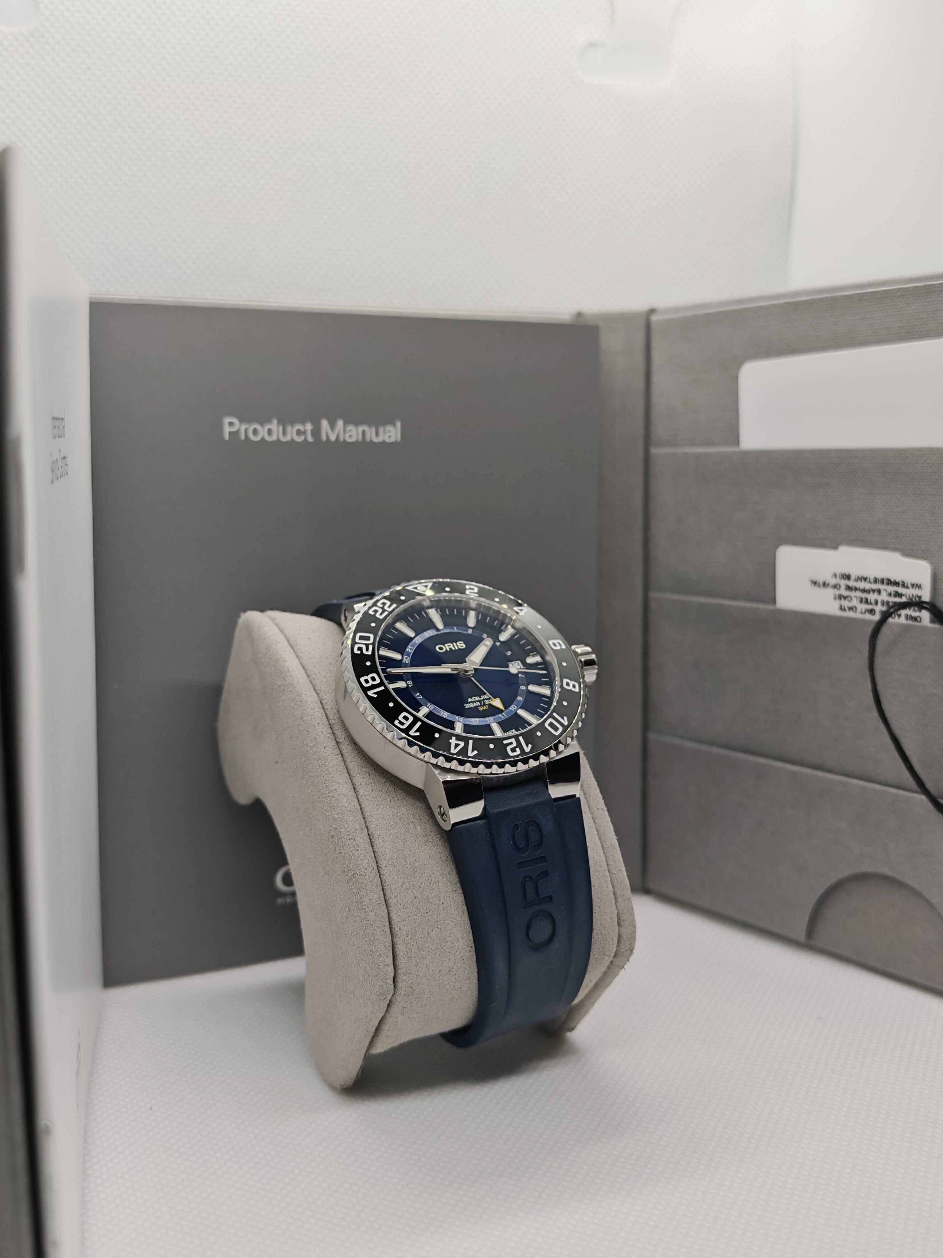 Orologio subacqueo Oris Aquis GMT in confezione, quadrante blu e cinturino blu