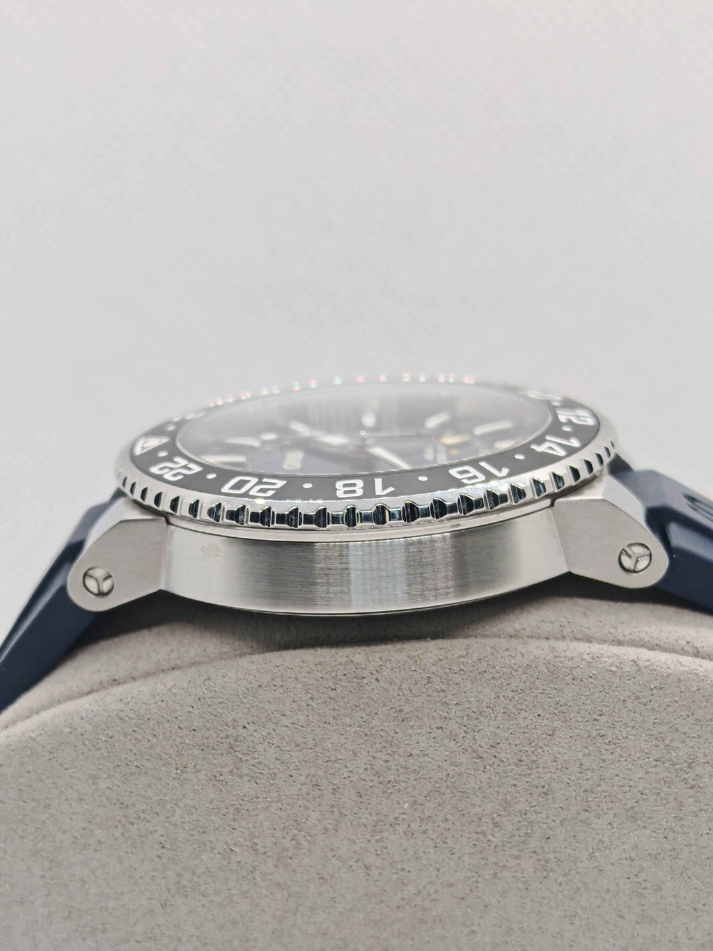Orologio Oris Aquis GMT: lunetta e cassa in acciaio con incisioni e quadrante blu