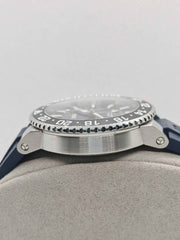 Orologio Oris Aquis GMT: lunetta e cassa in acciaio con incisioni e quadrante blu