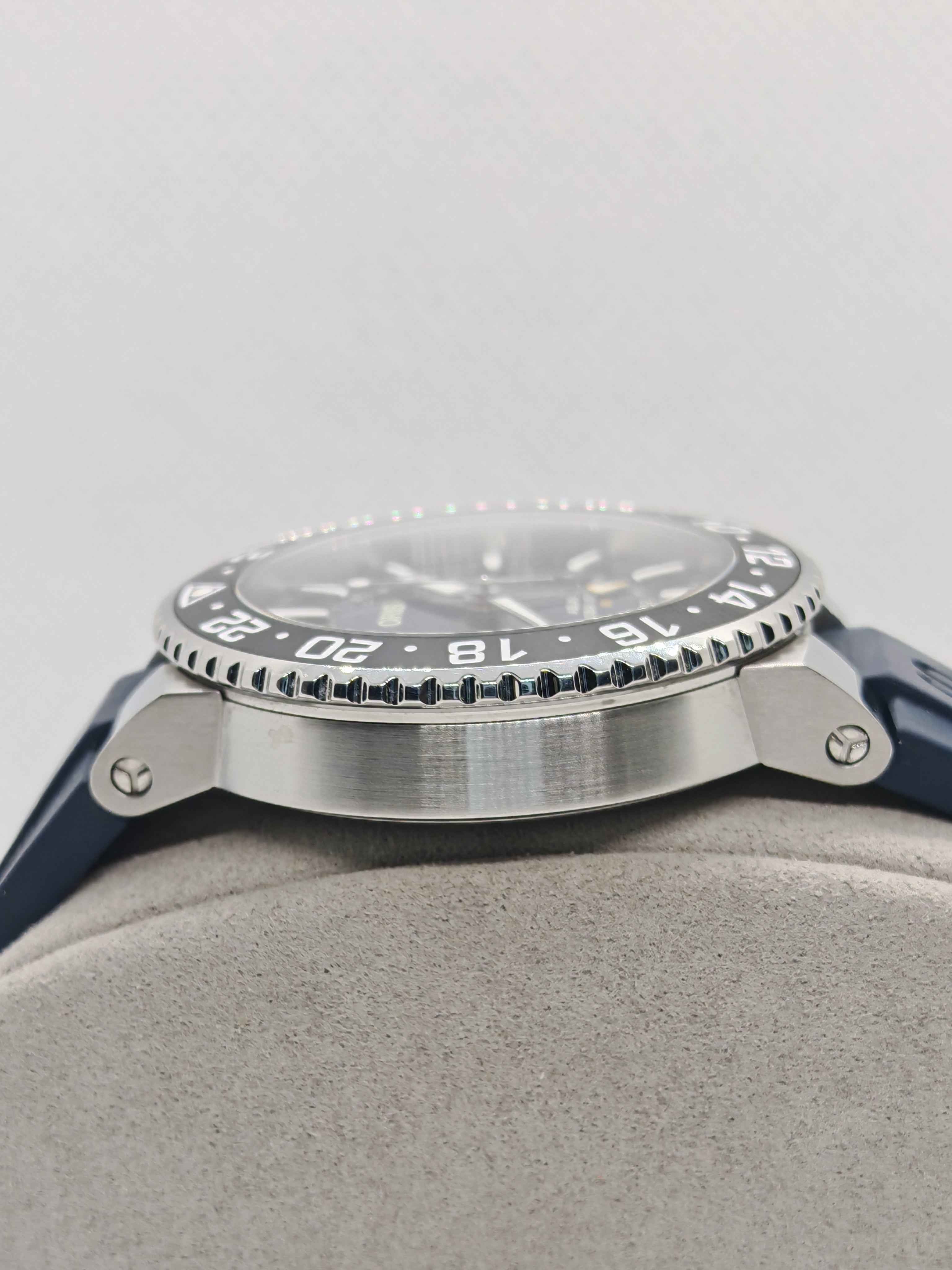 Orologio Oris Aquis GMT: lunetta e cassa in acciaio con incisioni e quadrante blu