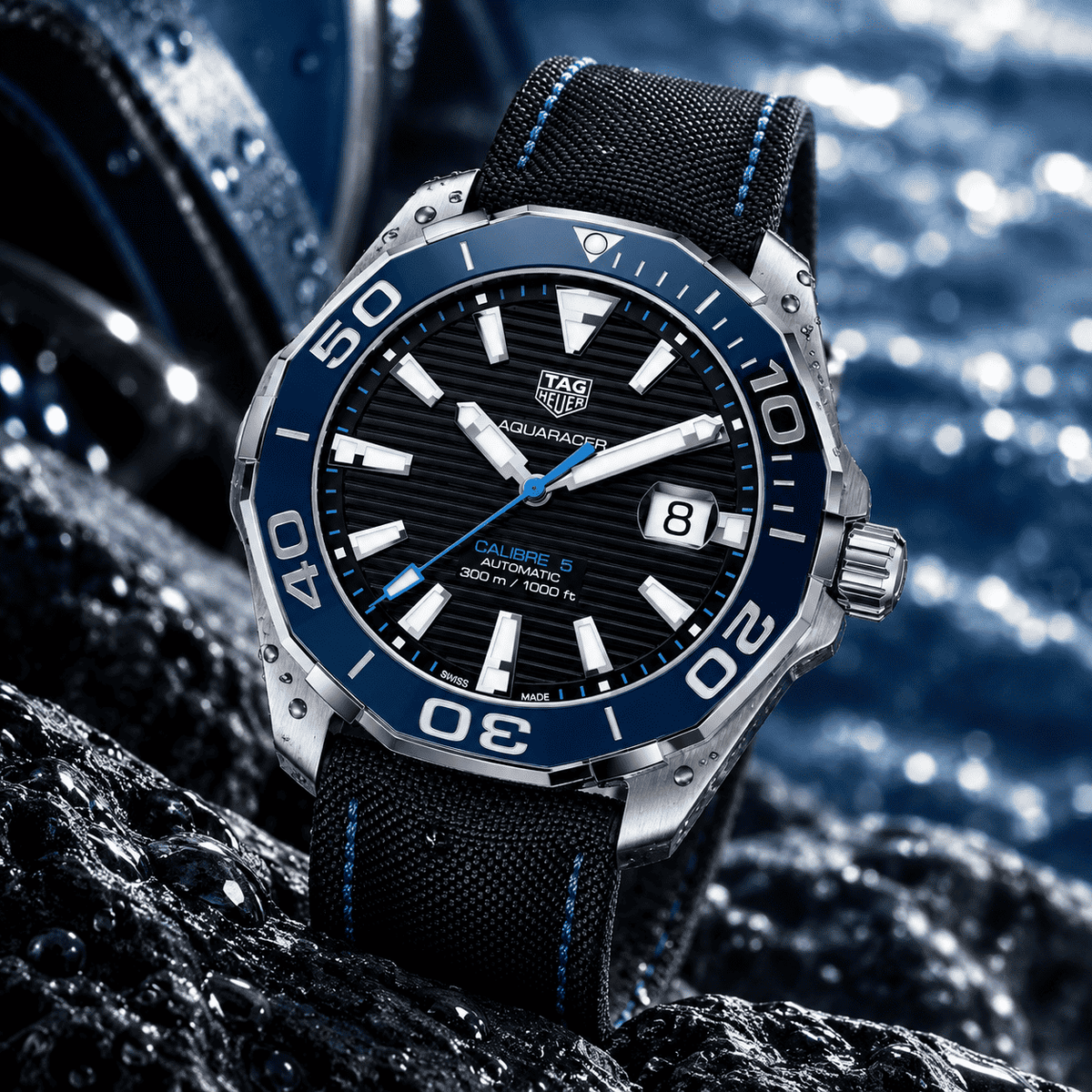 TAG Heuer Aquaracer 300M Calibre 5 Automatico Uomo 43 mm Acciaio Quadrante Nero con Dettagli Blu Lunetta Girevole Unidirezionale Ceramica Blu Vetro Zaffiro Data Cinturino Nylon Nero con Interno in Gomma Blu 38 Ore 30 ATM Swiss Made Ref. WAY201C.FC6395