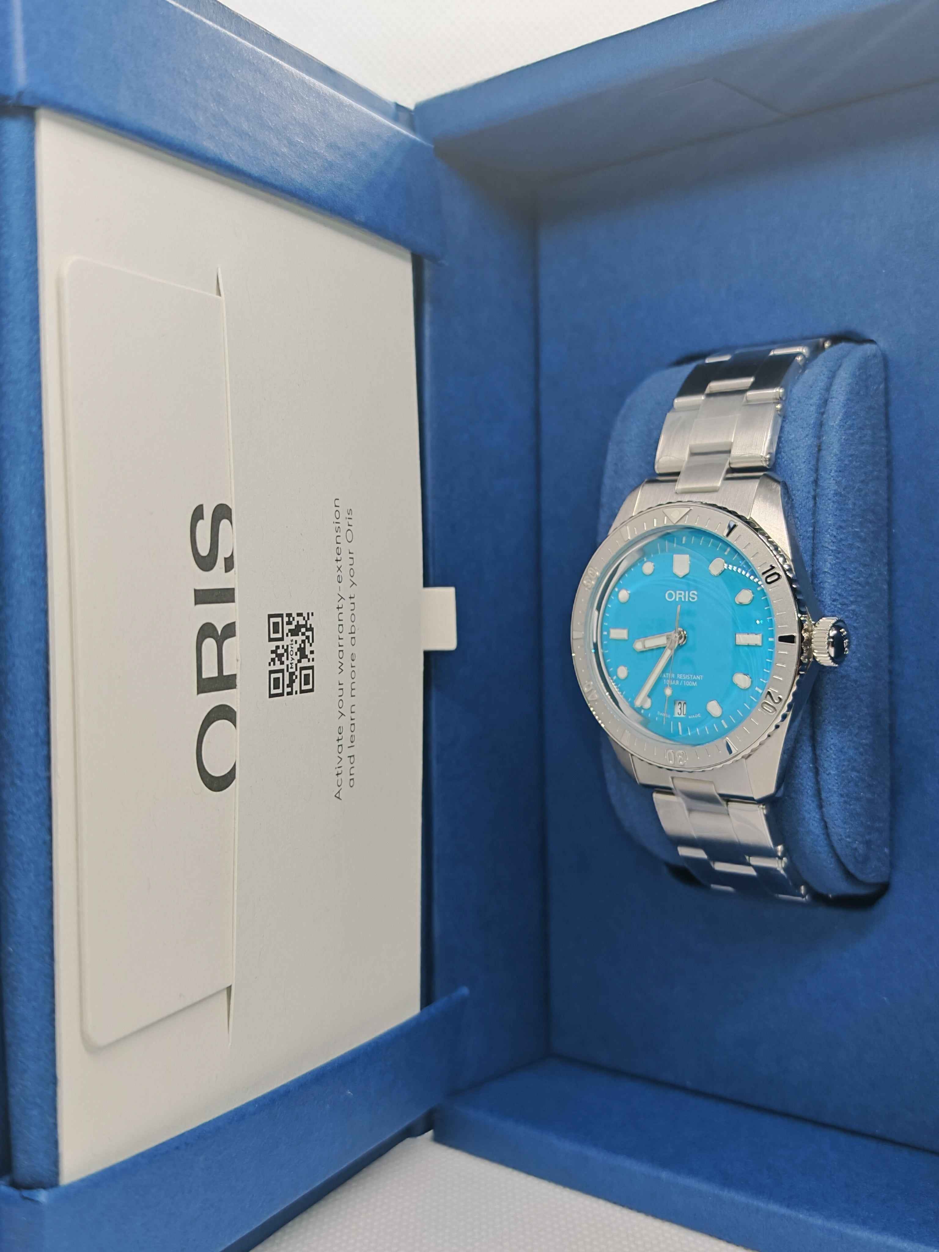 Orologio Oris Divers Sixty-Five su cuscino blu dentro confezione Oris