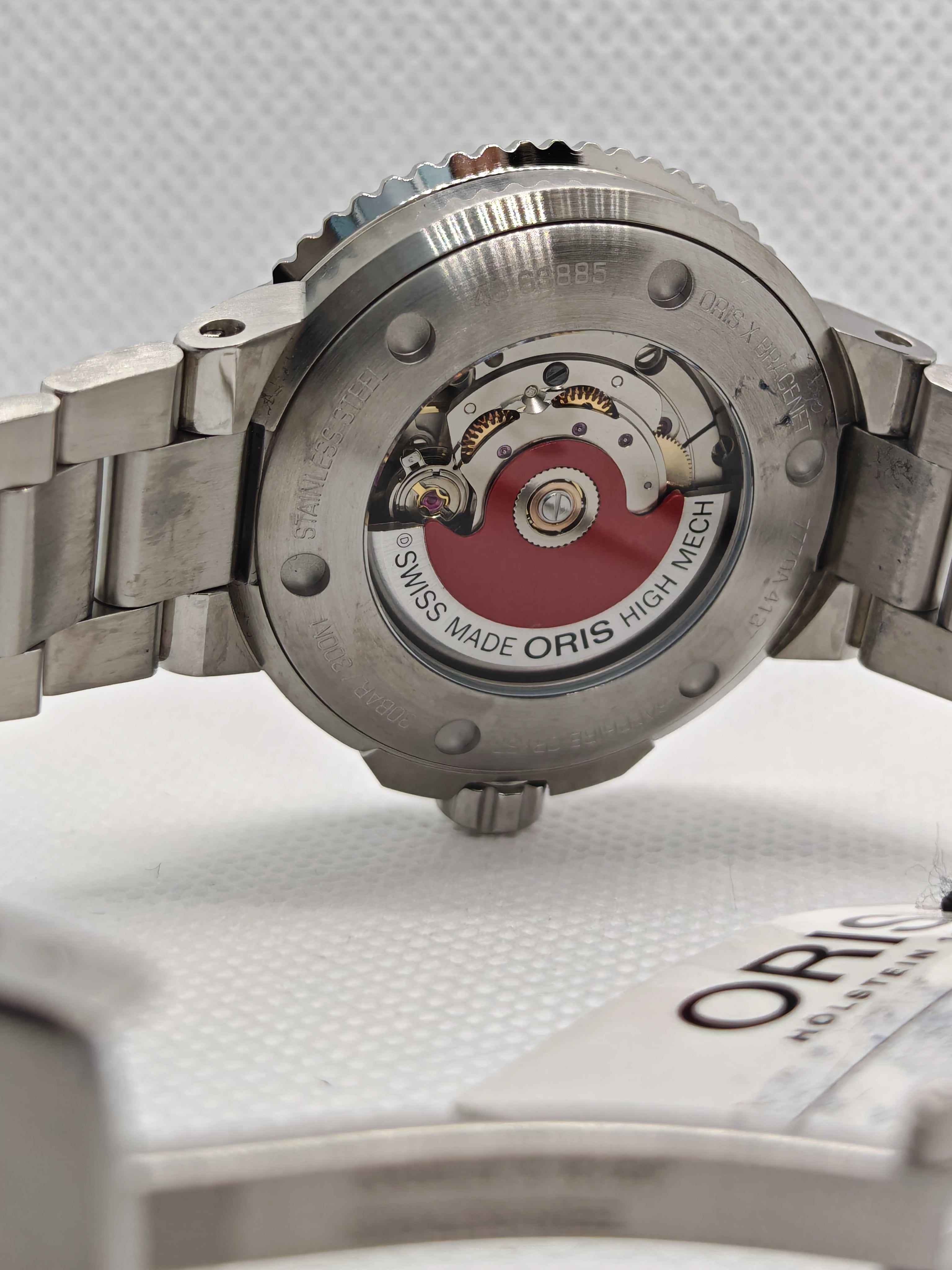 Fondello dell’orologio con incisioni e bracciale in acciaio