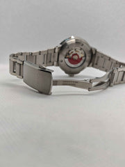 Chiusura e retro dell’orologio con bracciale in acciaio su supporto