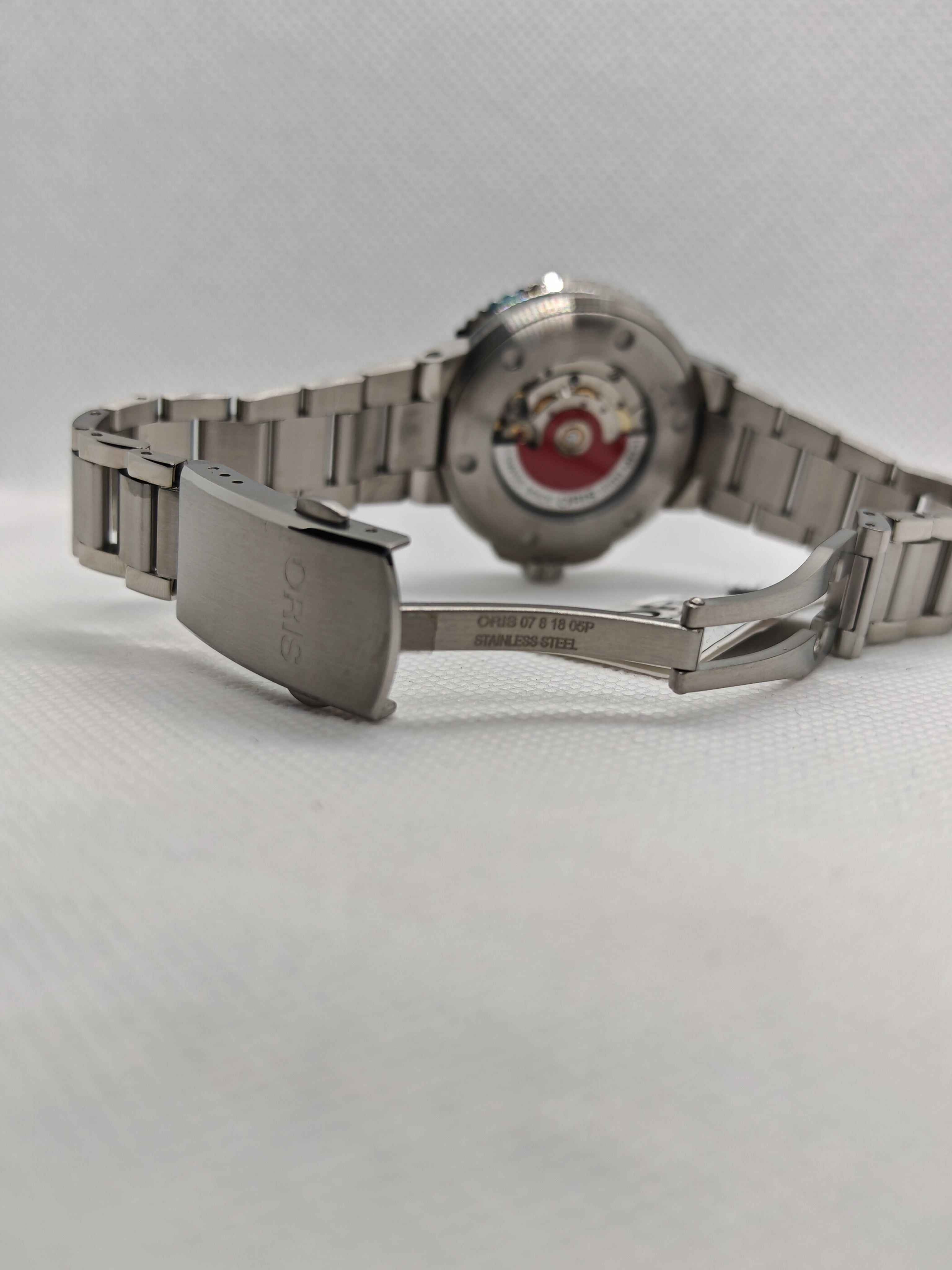 Chiusura e retro dell’orologio con bracciale in acciaio su supporto