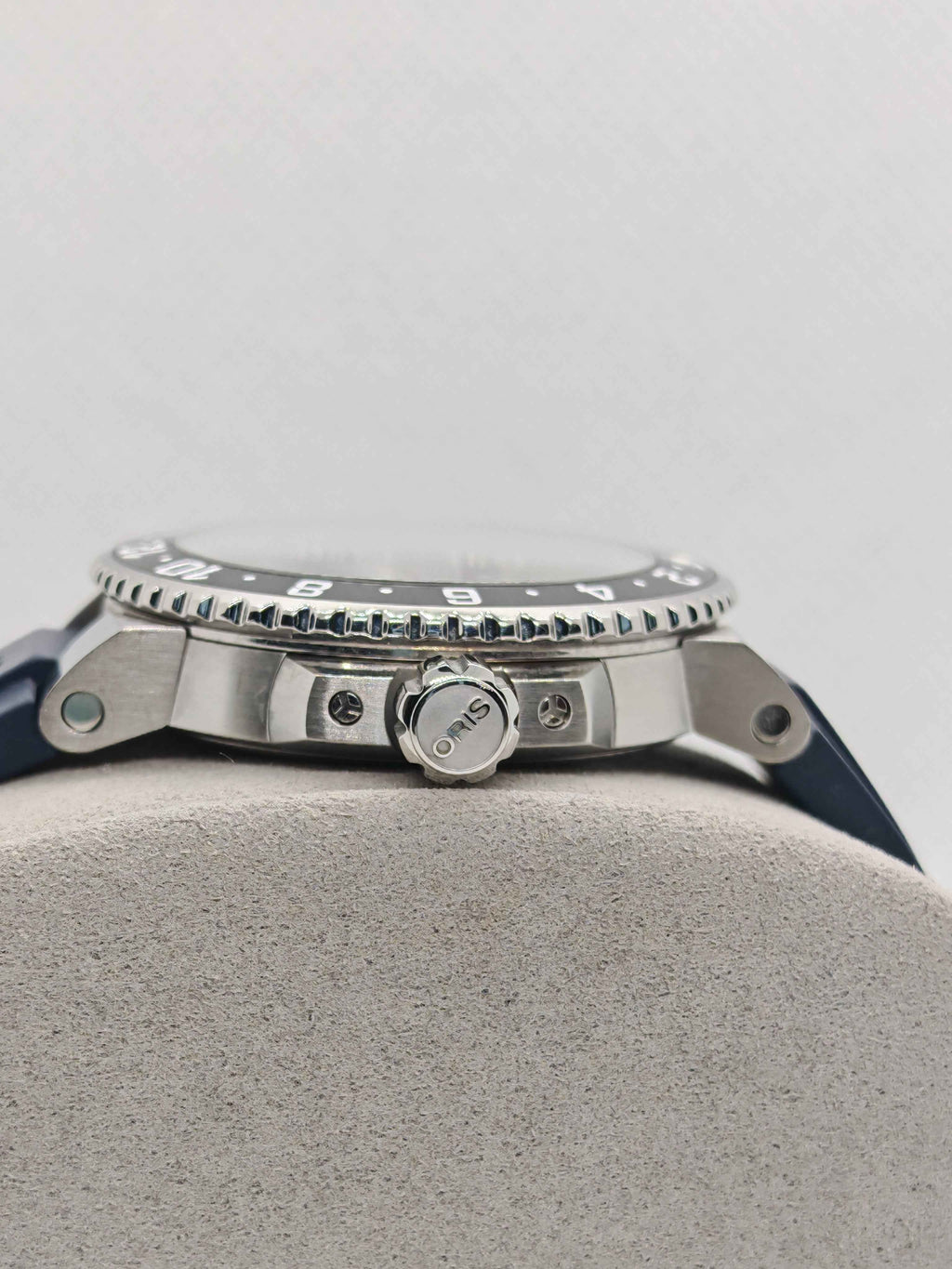 Orologio Oris con cassa d’acciaio e cinturino in caucciù blu, corona laterale