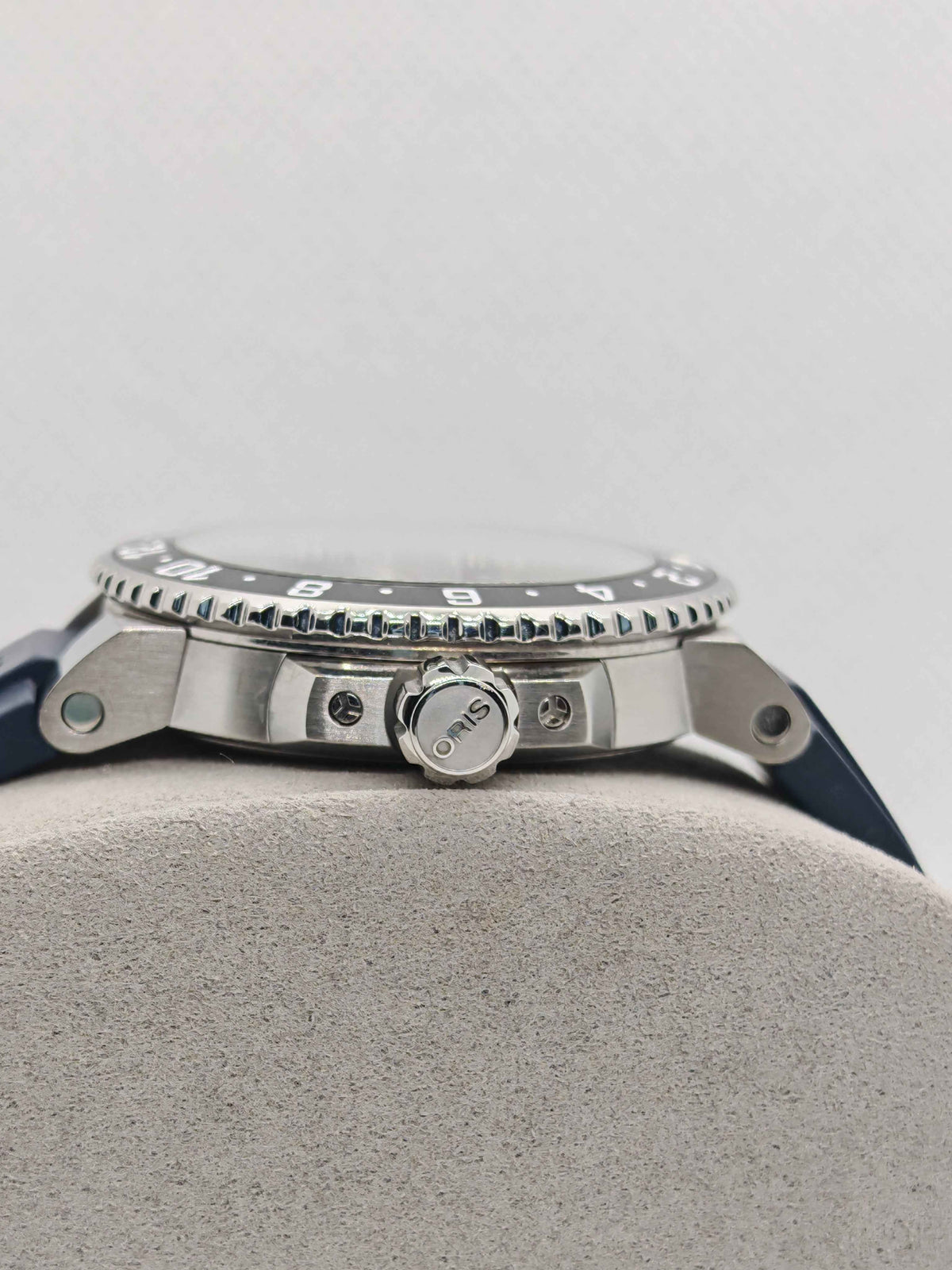 Orologio Oris con cassa d’acciaio e cinturino in caucciù blu, corona laterale