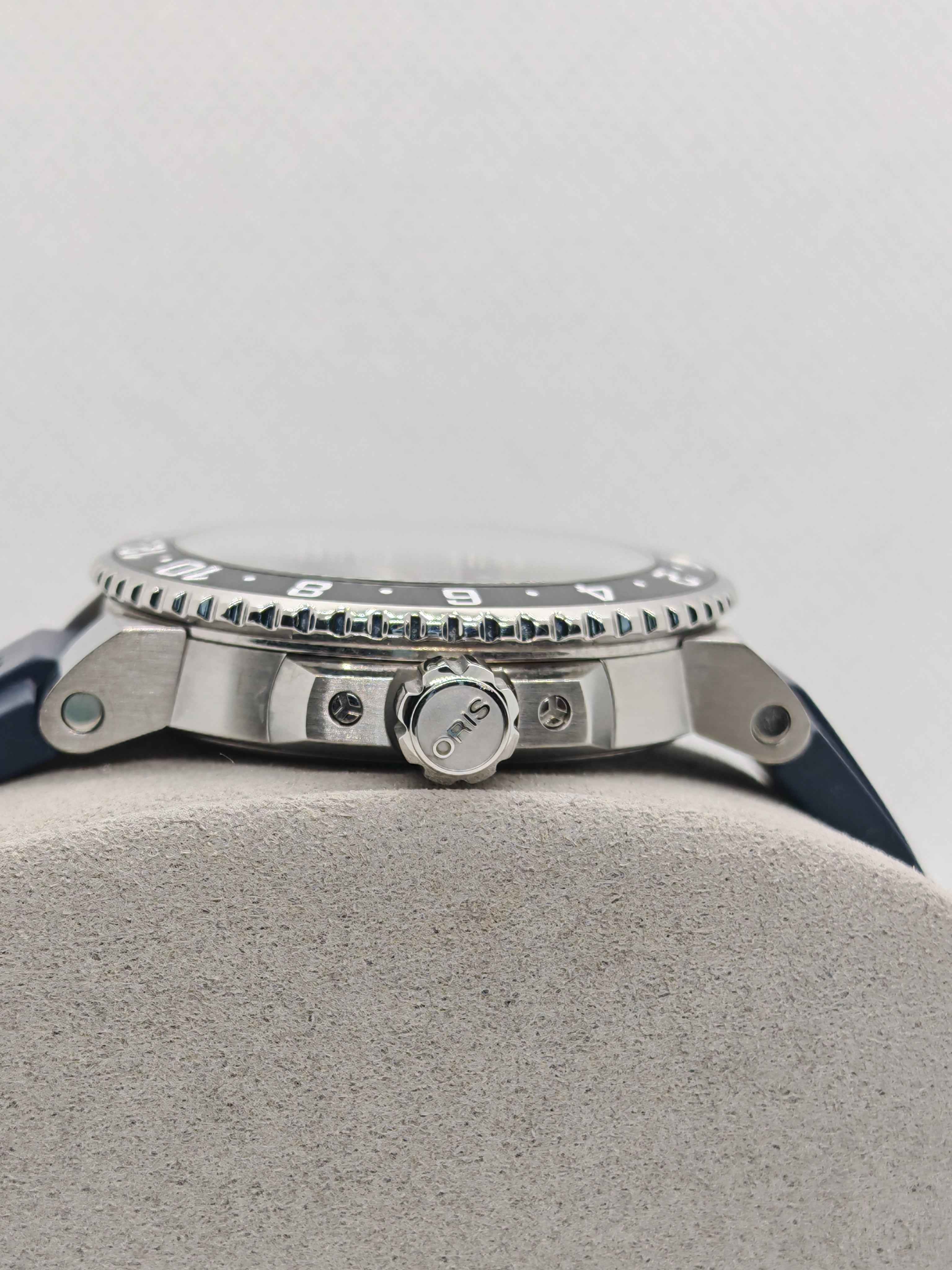 Orologio Oris con cassa d’acciaio e cinturino in caucciù blu, corona laterale