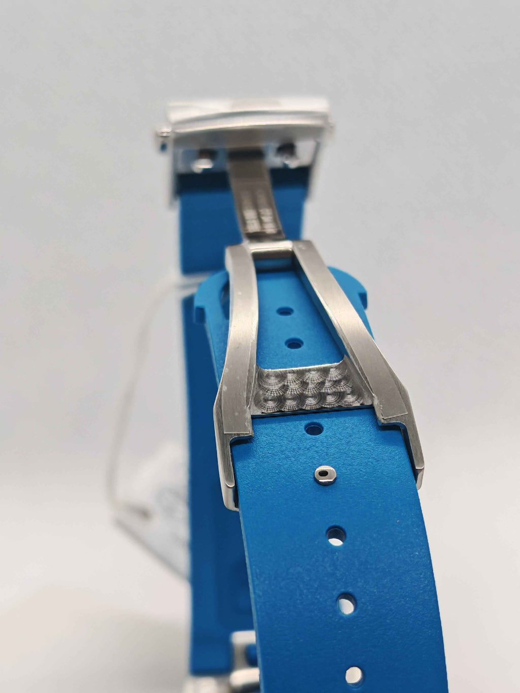 Orologio Oris visto di lato con cinturino blu in caucciù e fibbia in acciaio