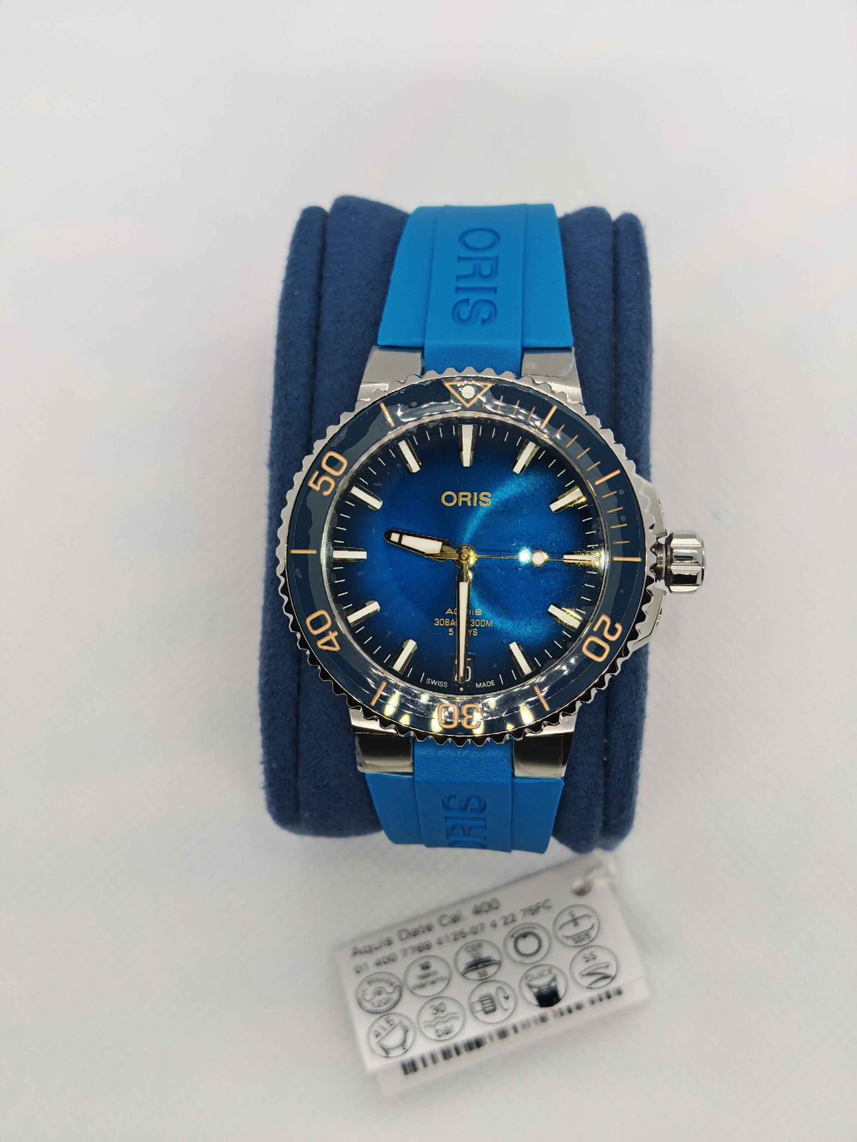 Orologio subacqueo Oris Aquis con quadrante blu, cinturino in caucciù blu e ghiera acciaio