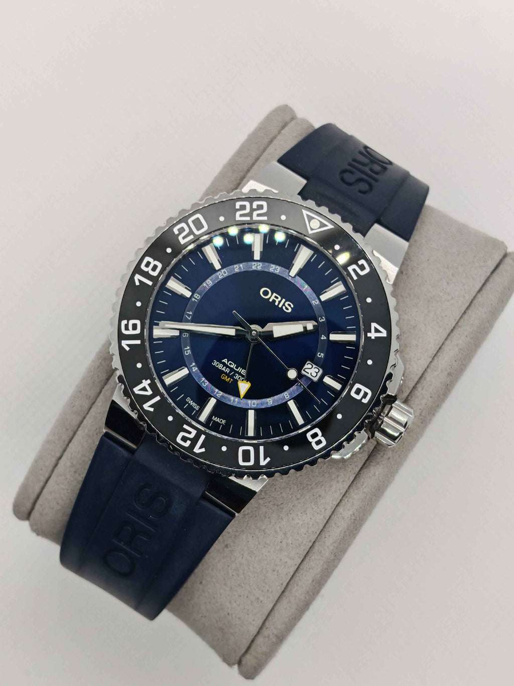 Orologio Oris sub con quadrante blu e cinturino in caucciù, ghiera con numeri