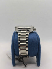 Bracciale orologio in acciaio con maglie lucidate, su supporto blu