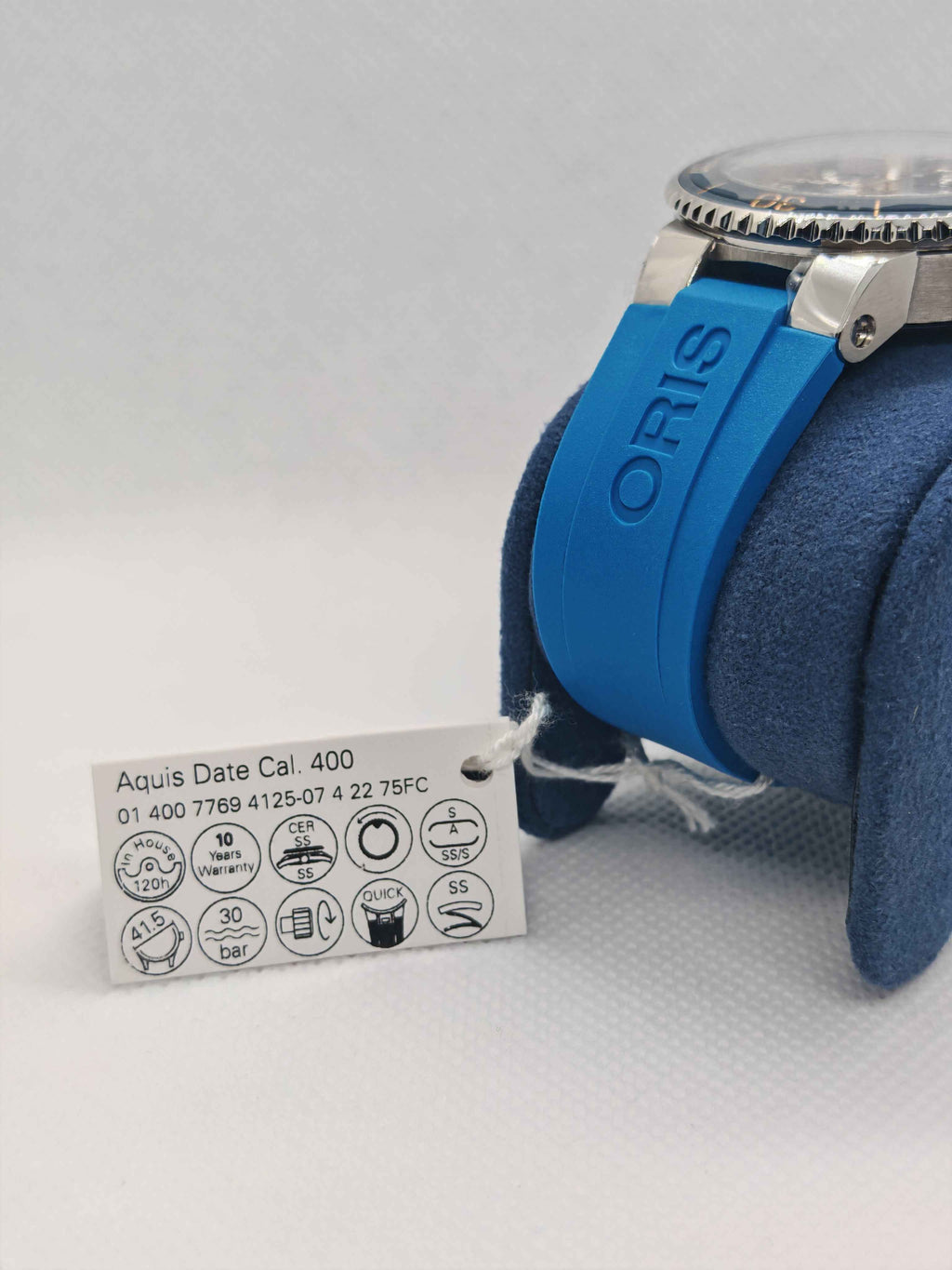 Orologio Oris Aquis con cinturino blu in caucciù e tag identificativo sul cinturino