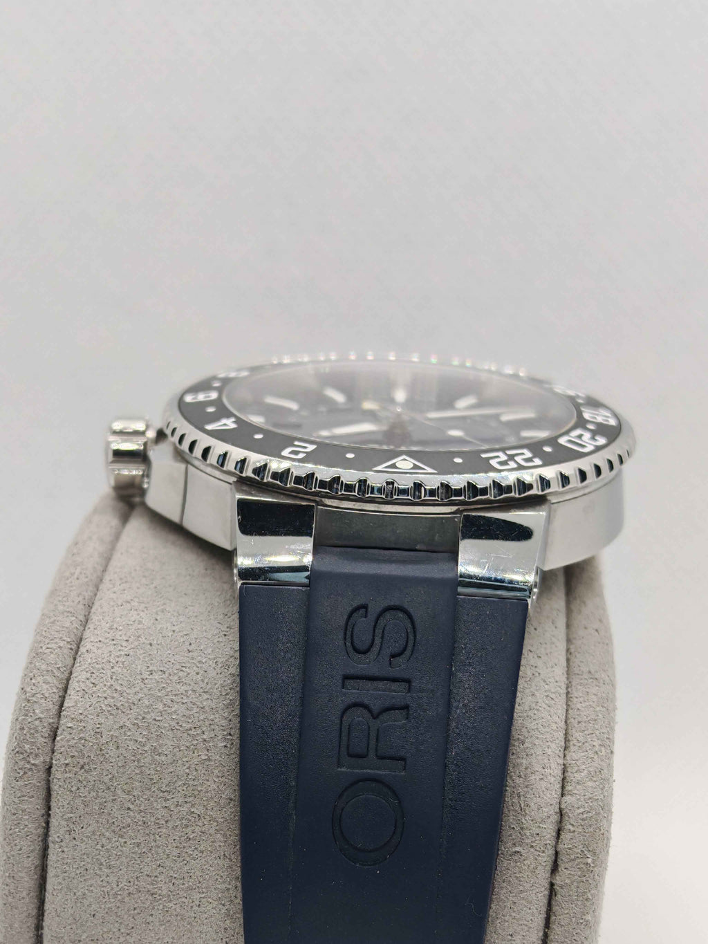 Orologio Oris con cinturino in caucciù blu e cassa d’acciaio, ghiera numerata