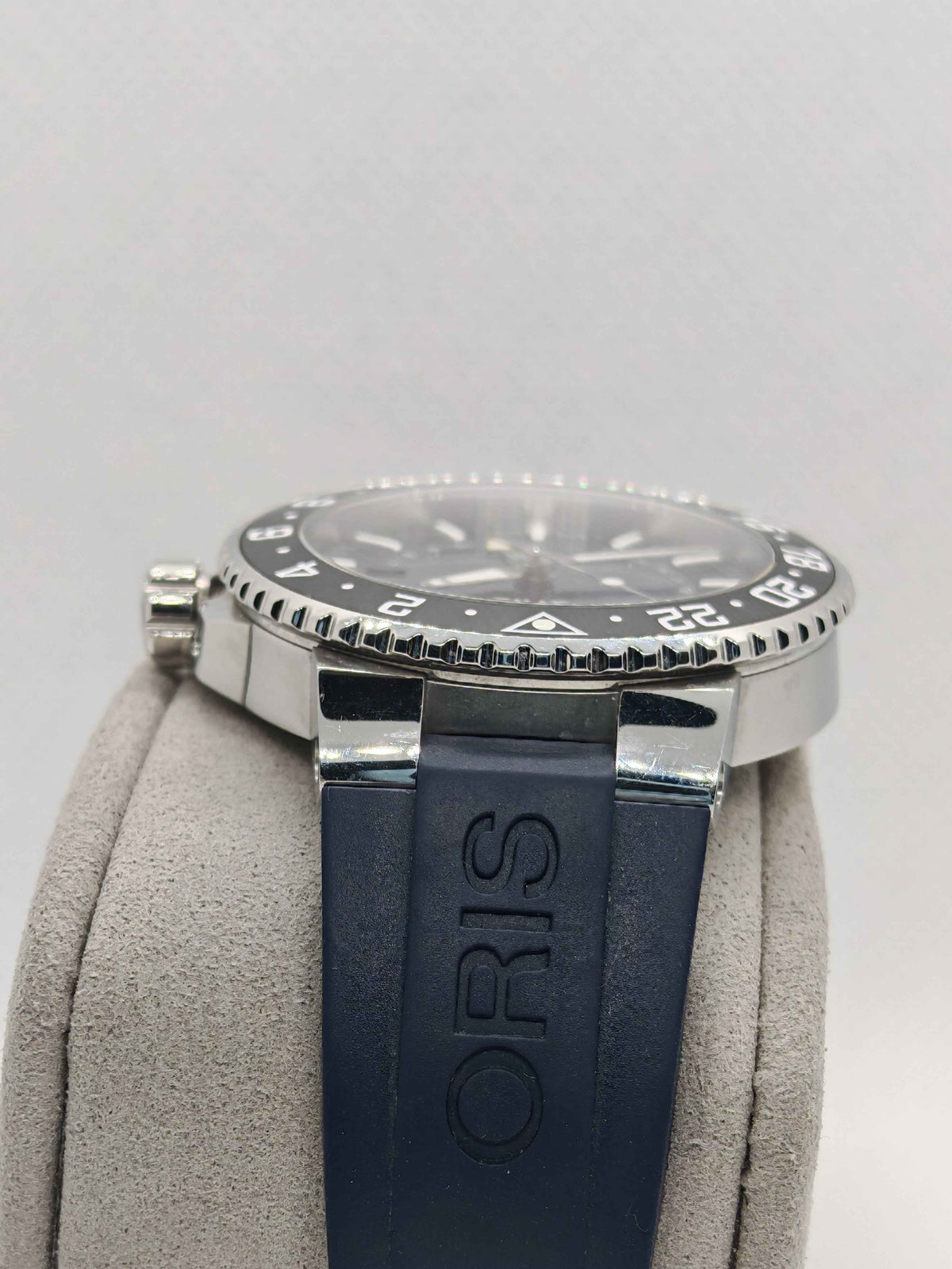 Orologio Oris con cinturino in caucciù blu e cassa d’acciaio, ghiera numerata