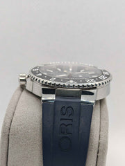 Orologio Oris con cinturino in caucciù blu e cassa d’acciaio, ghiera numerata