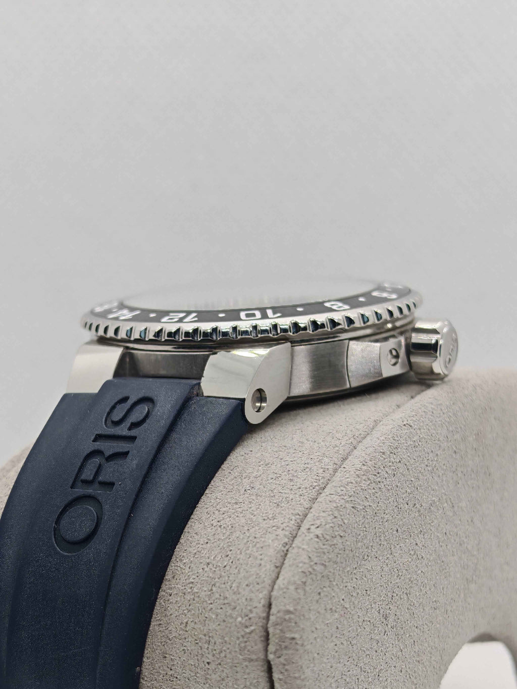 Orologio Oris con cinturino in caucciù blu e fibbia, cassa d’acciaio lucida